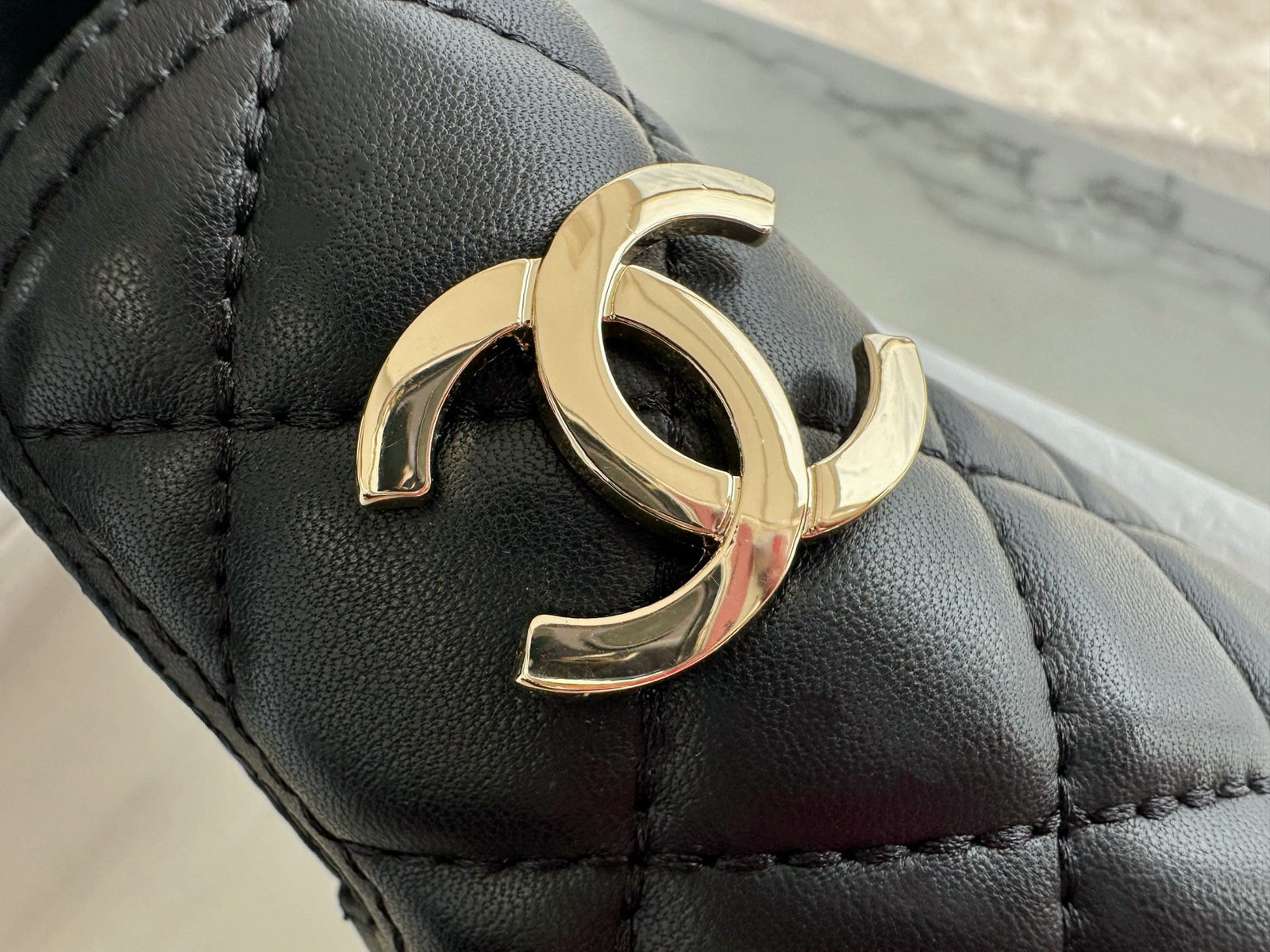 C CC 로고 퀄팅 플랫폼 슬립온