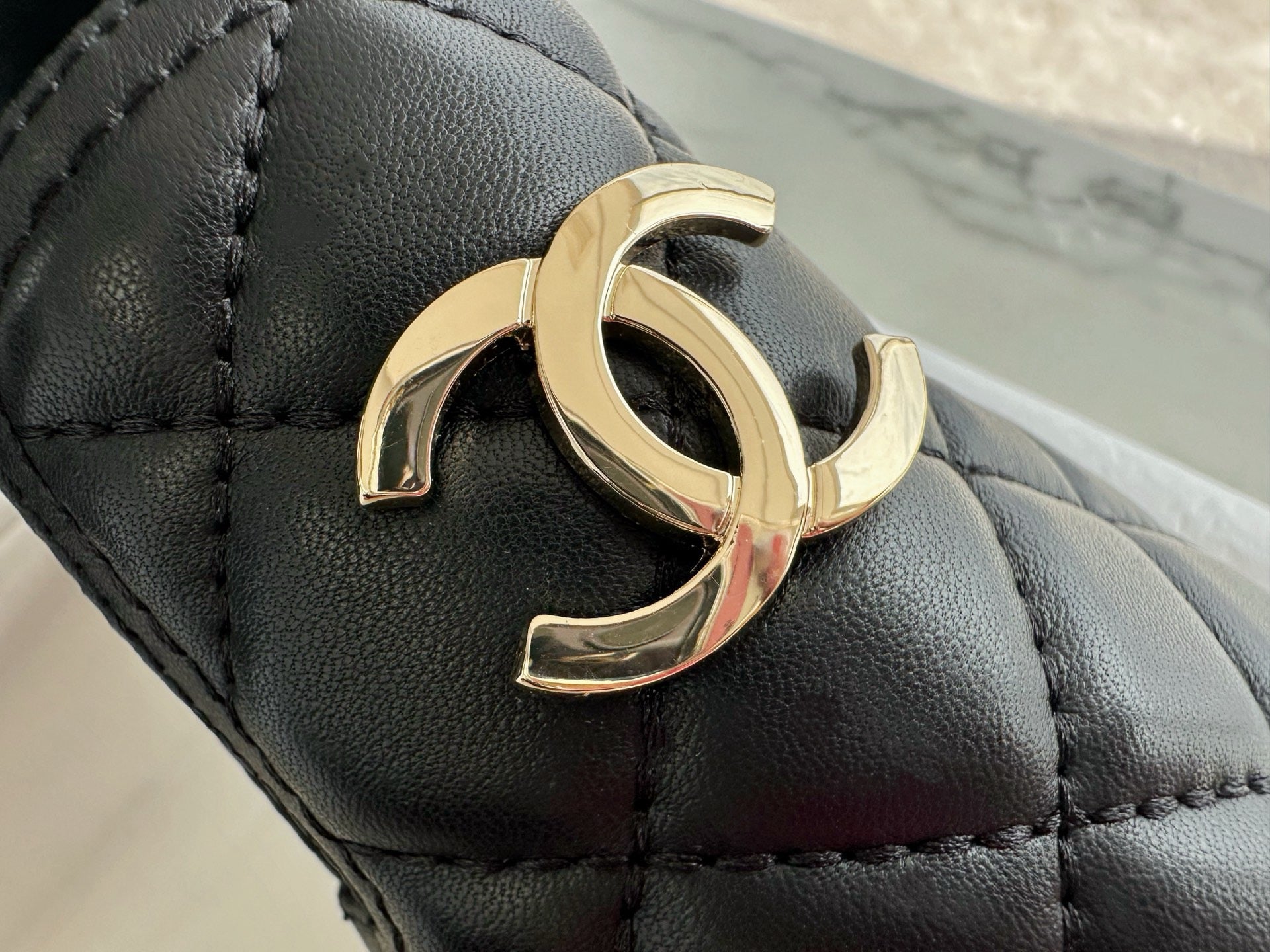 C CC 로고 퀄팅 플랫폼 슬립온