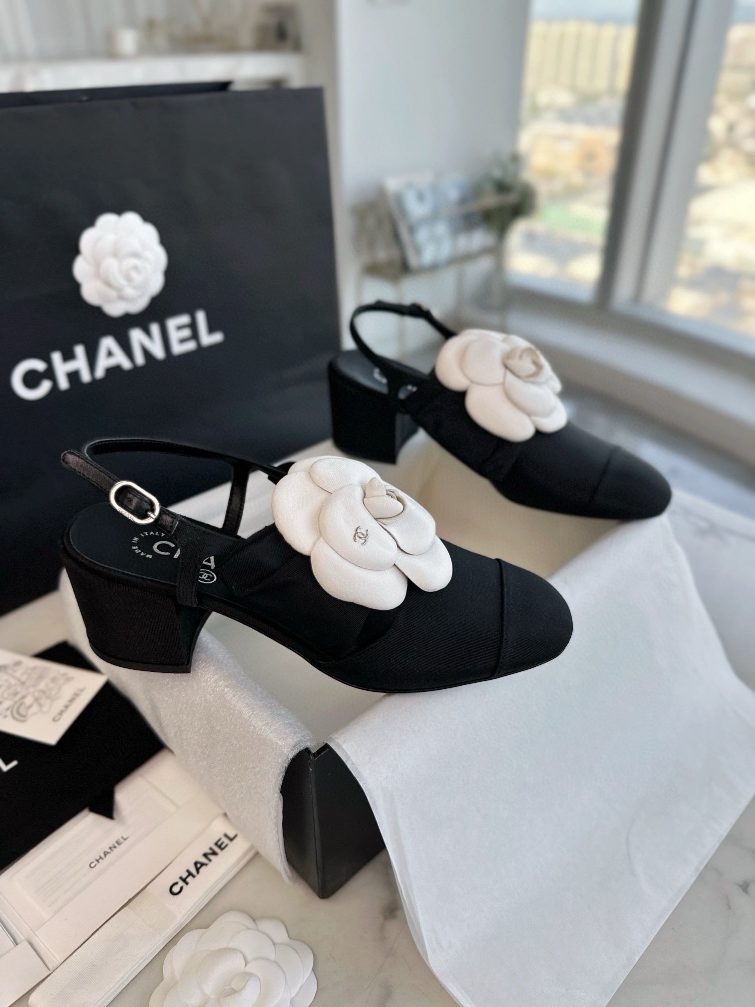 C 23FW 까멜리아 슬링백