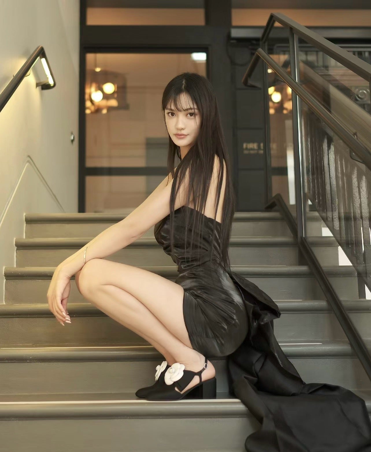 C 23FW 까멜리아 슬링백