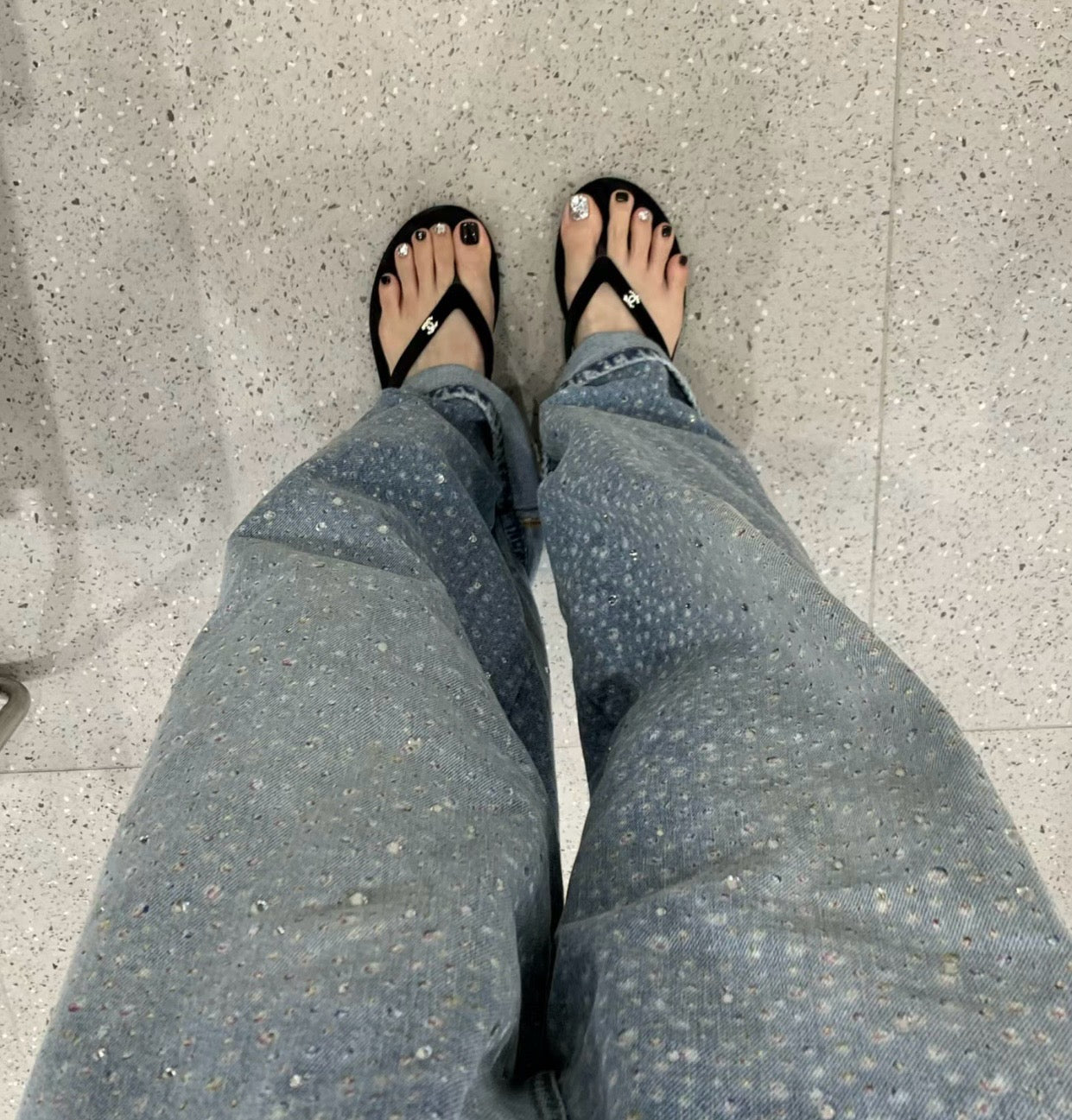C CC 로고 벨벳 플립플랍