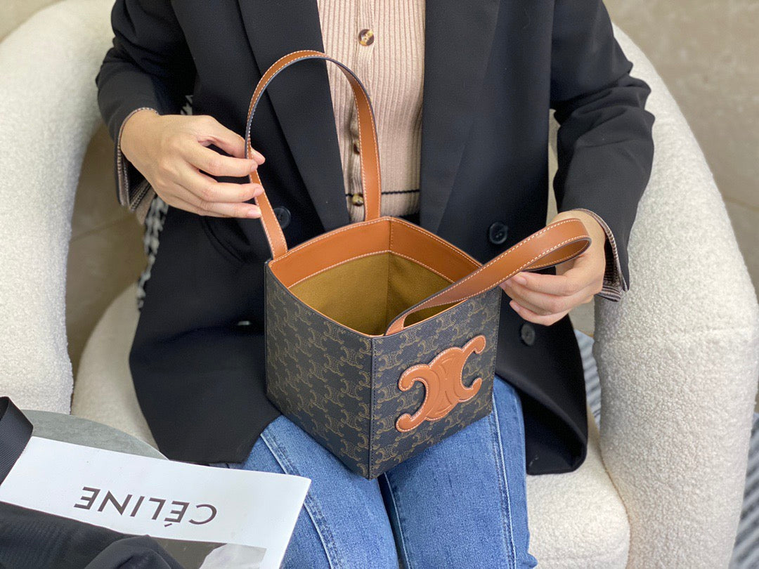 CEL 퀴르 트리옹프 큐브 토트백