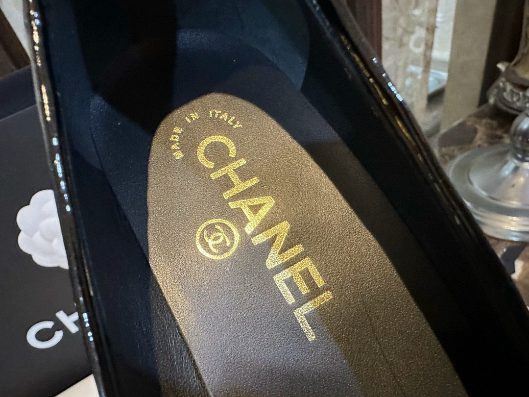 C CC 로고 페이던트 로퍼