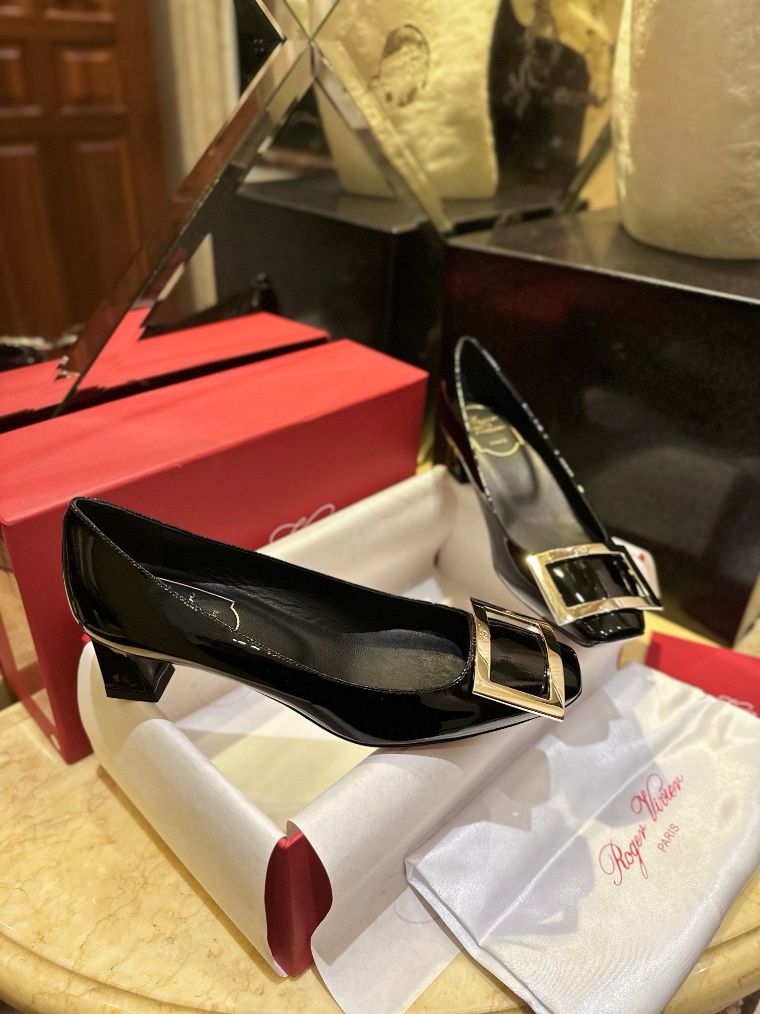 로저비비에 트럼펫 메탈 버클 펌프스
