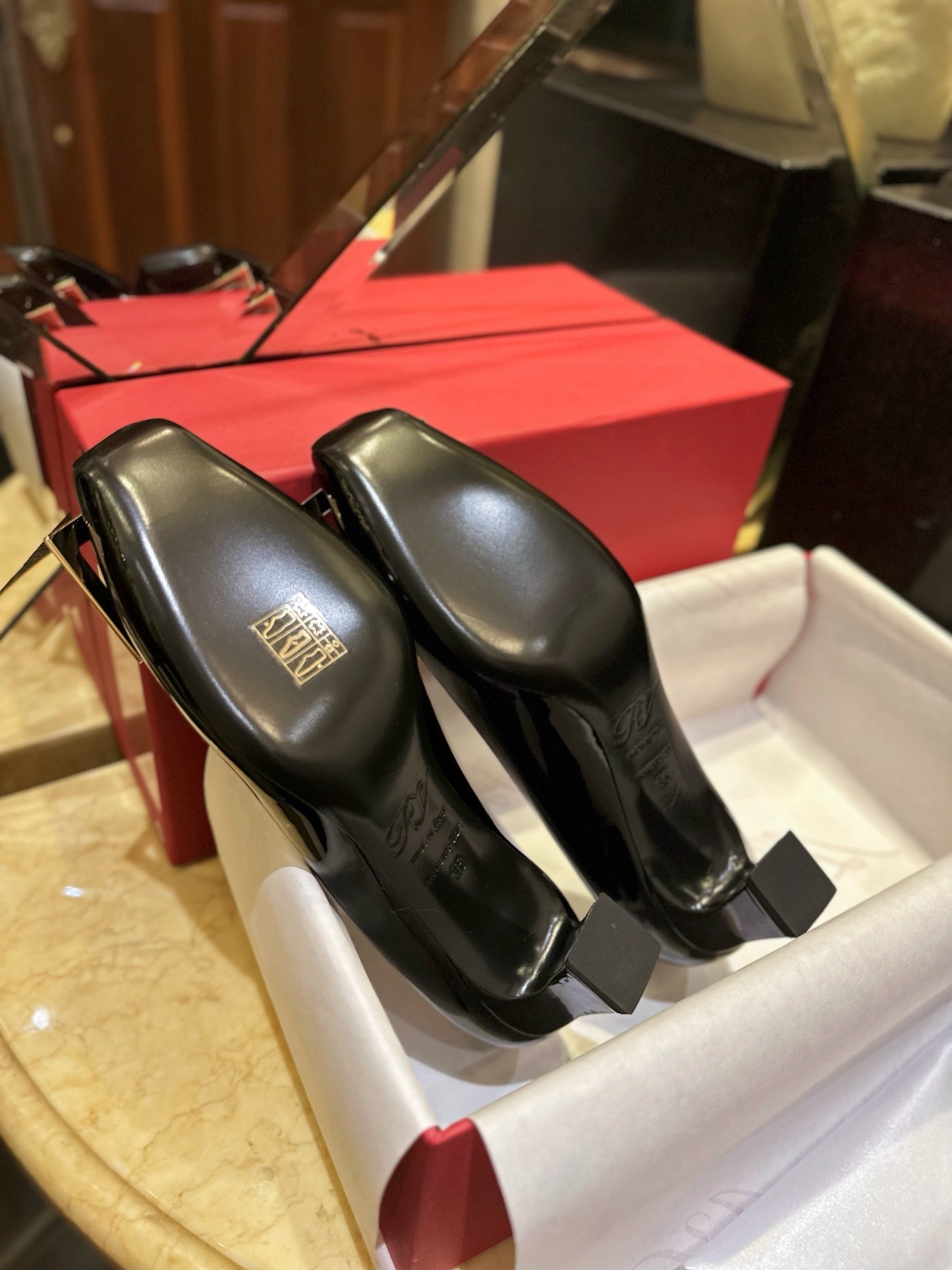 로저비비에 트럼펫 메탈 버클 펌프스