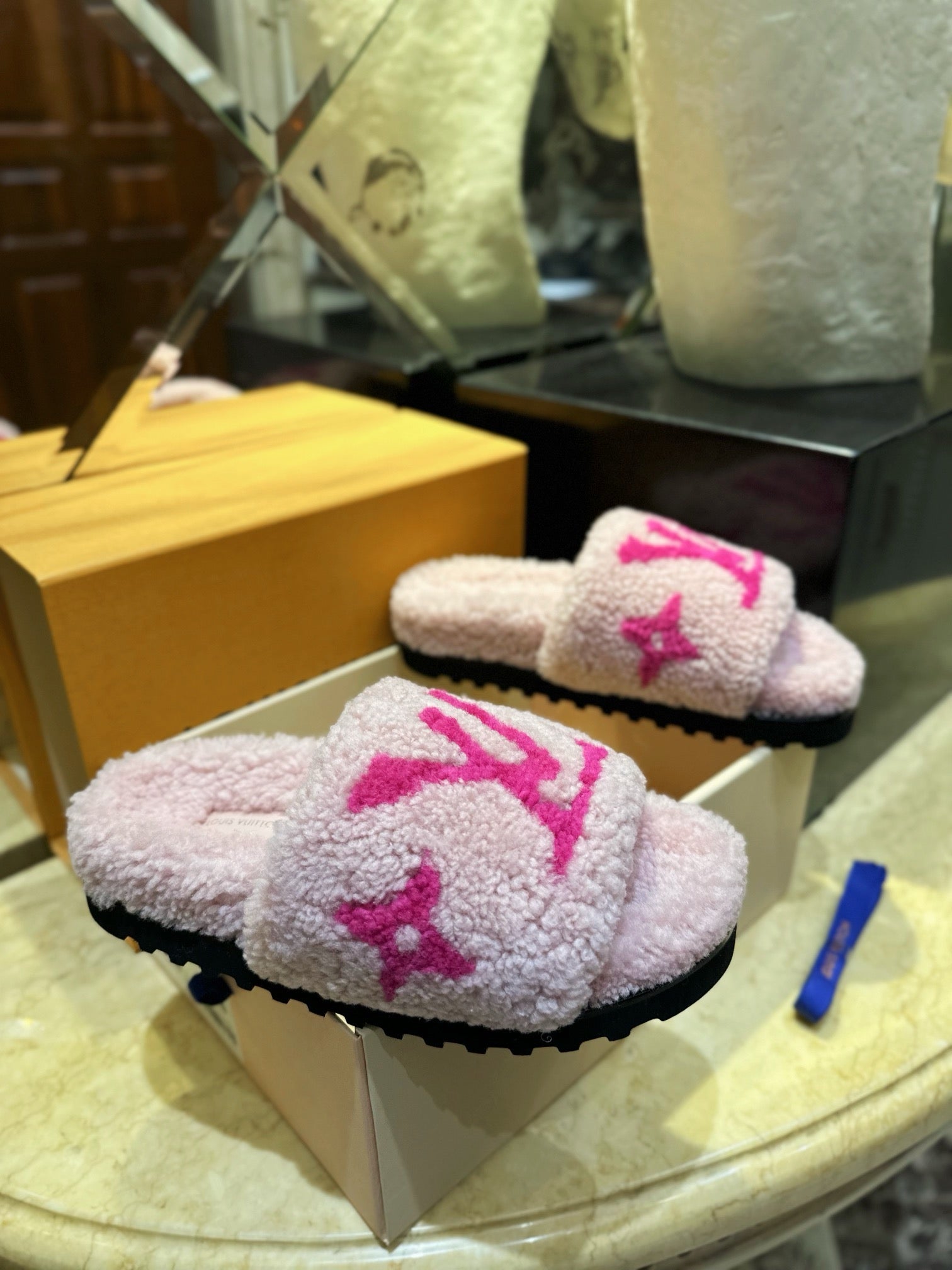 루이비통 파세오 플랫 컴포트 로고 양털 뮬