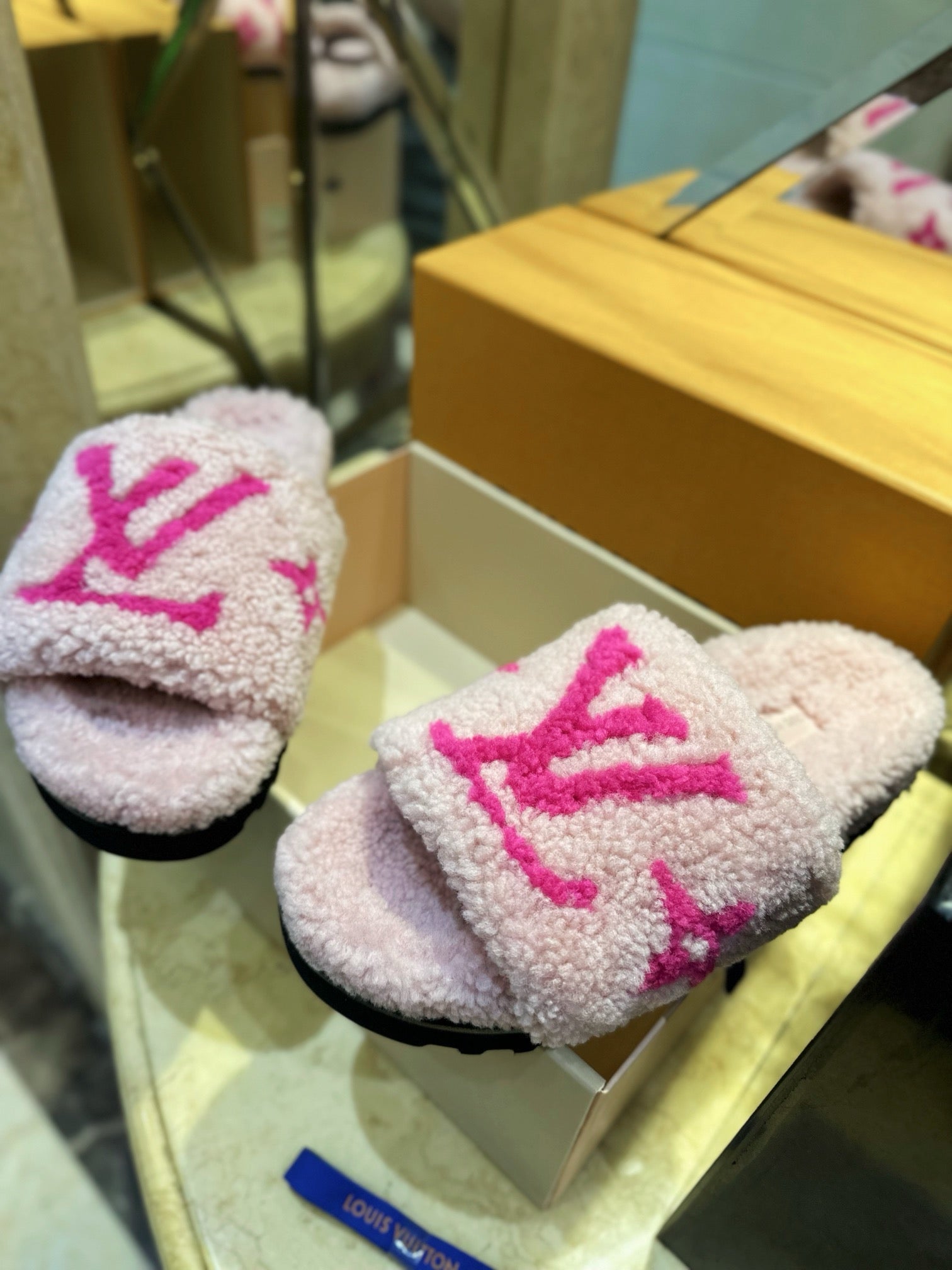 루이비통 파세오 플랫 컴포트 로고 양털 뮬
