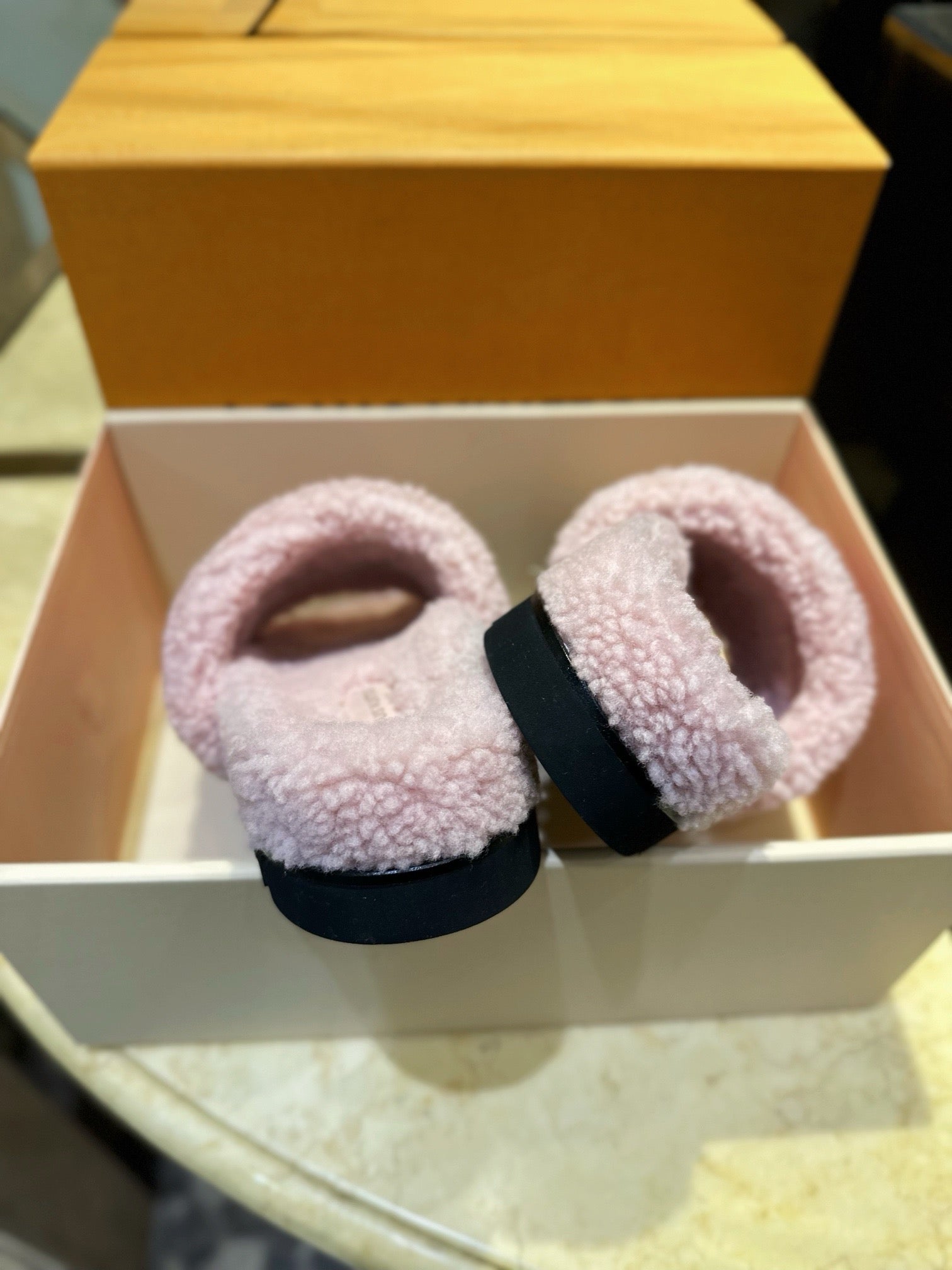 루이비통 파세오 플랫 컴포트 로고 양털 뮬