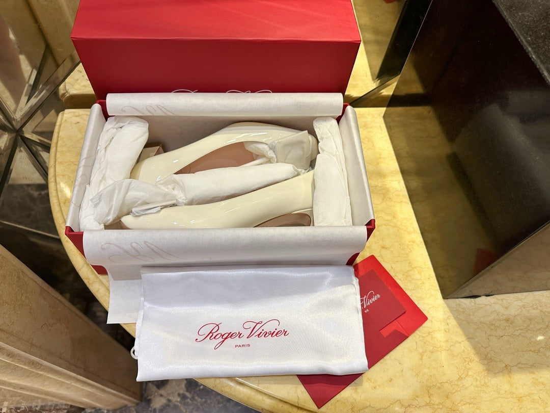 로저비비에 트럼펫 메탈 버클 펌프스
