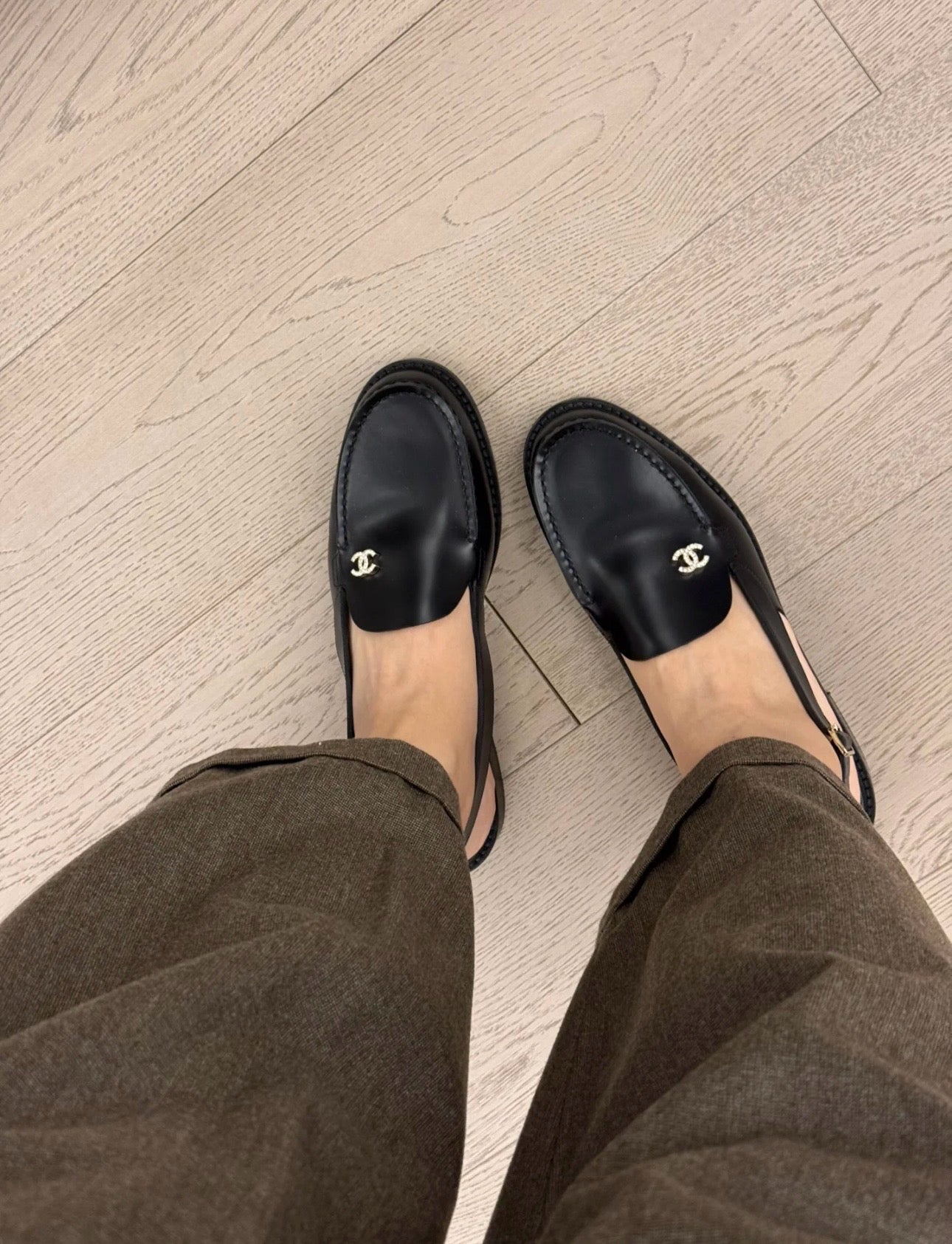 C 큐빅 CC 로고  슬링백 로퍼