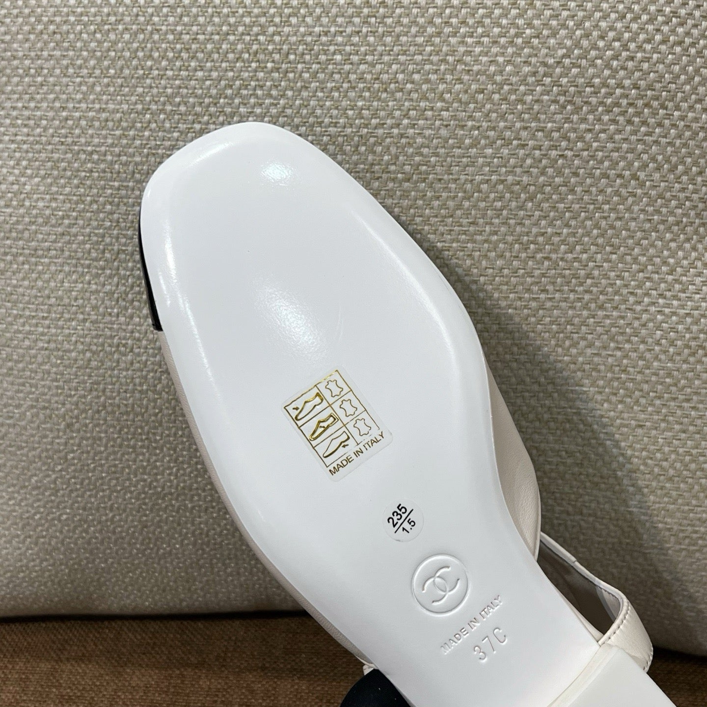 C CC로고 더블 캡토 스트랩 슬링백