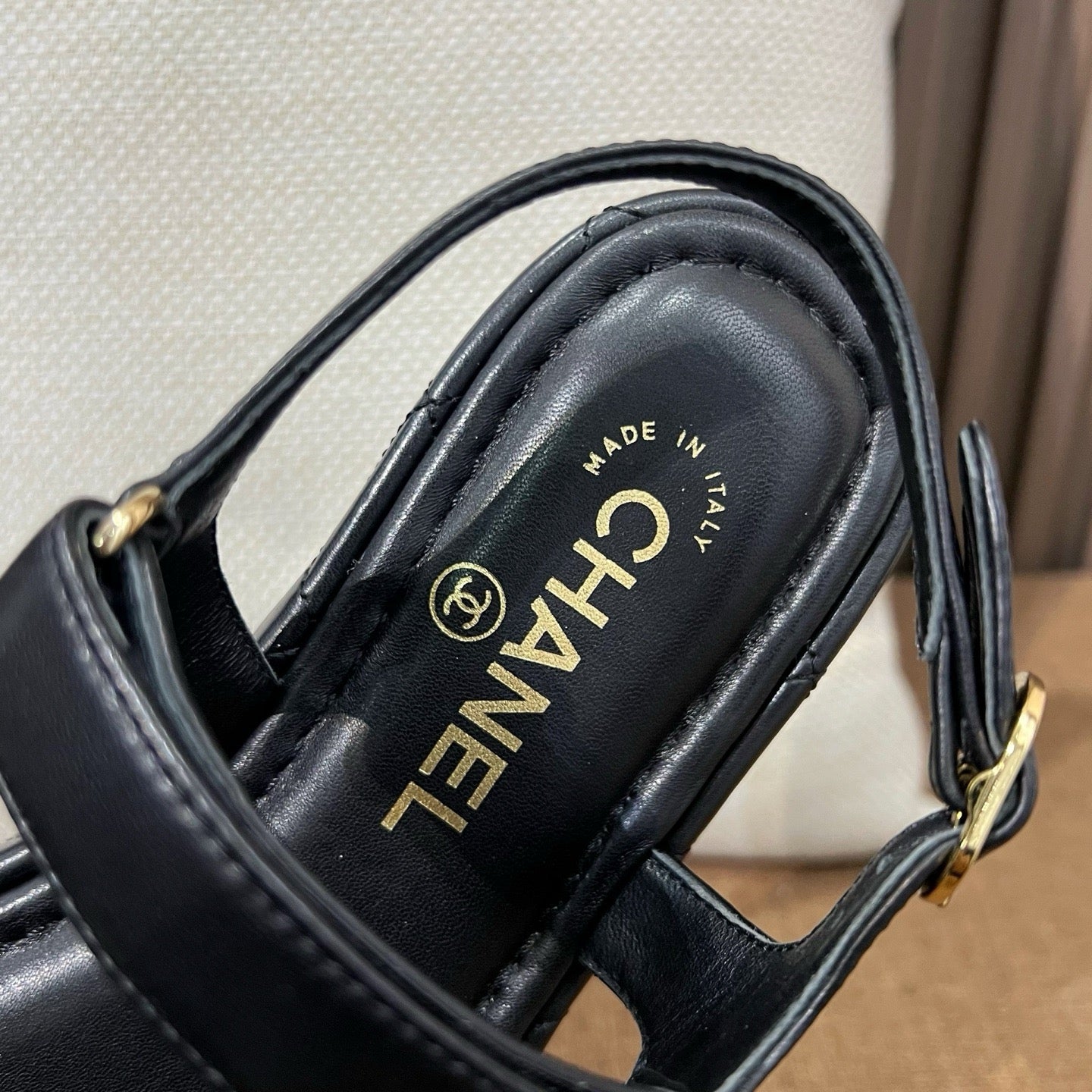C 퀄팅 웨지 체인 스트랩 샌들