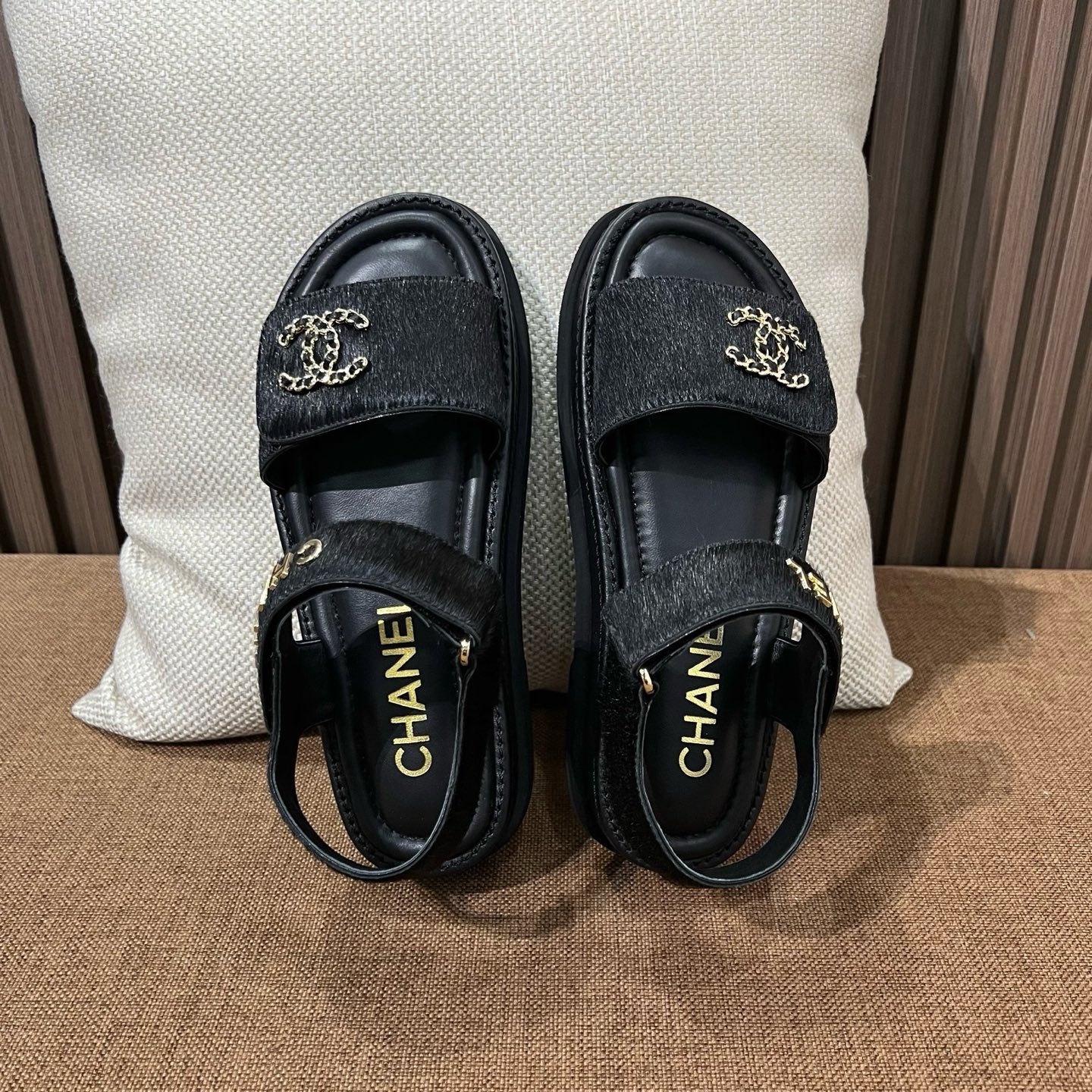 C CC 로고 샌들