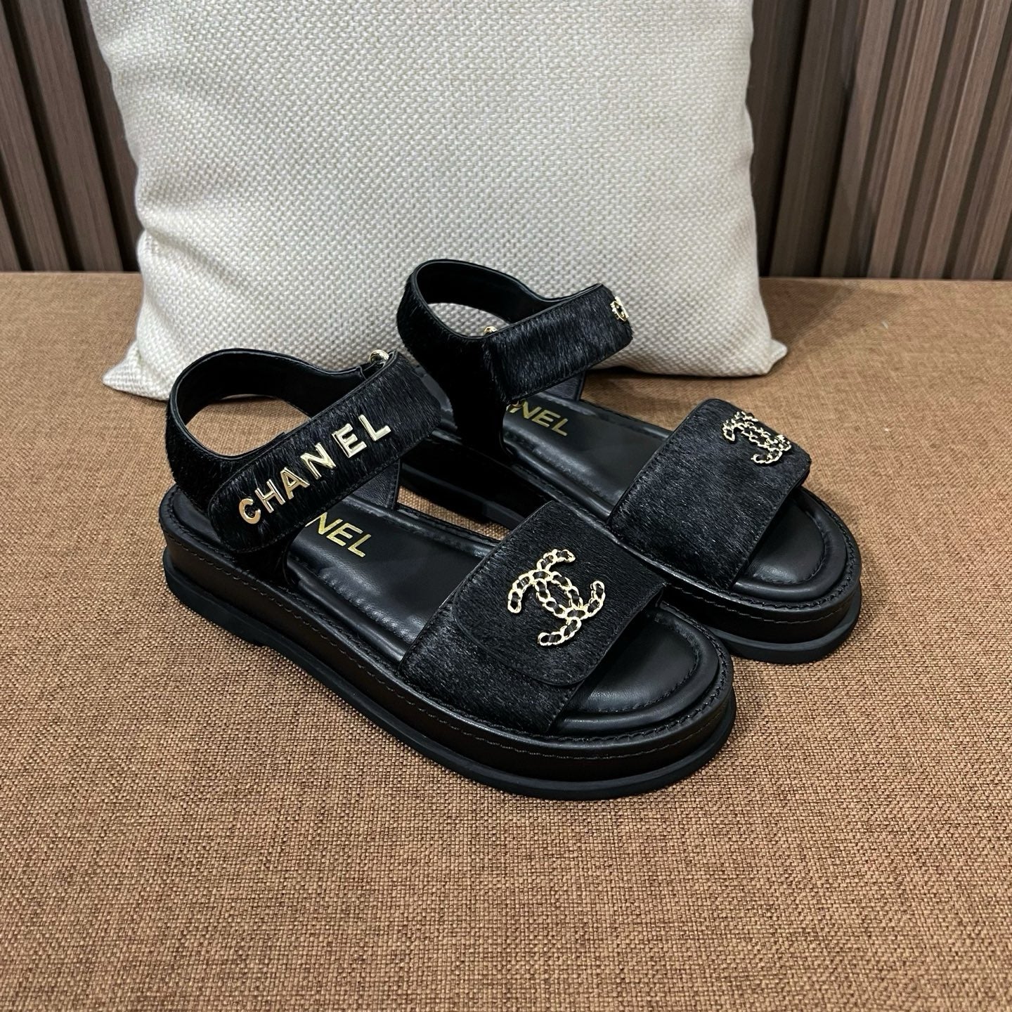 C CC 로고 샌들
