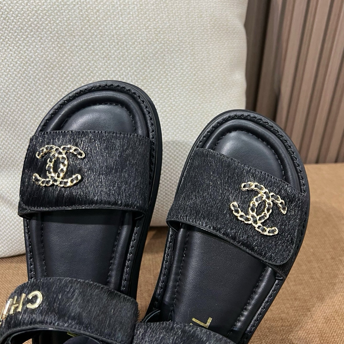 C CC 로고 샌들