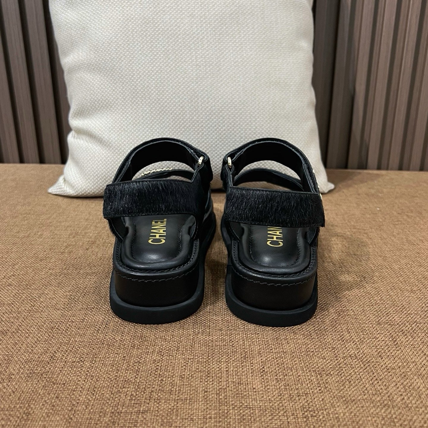 C CC 로고 샌들