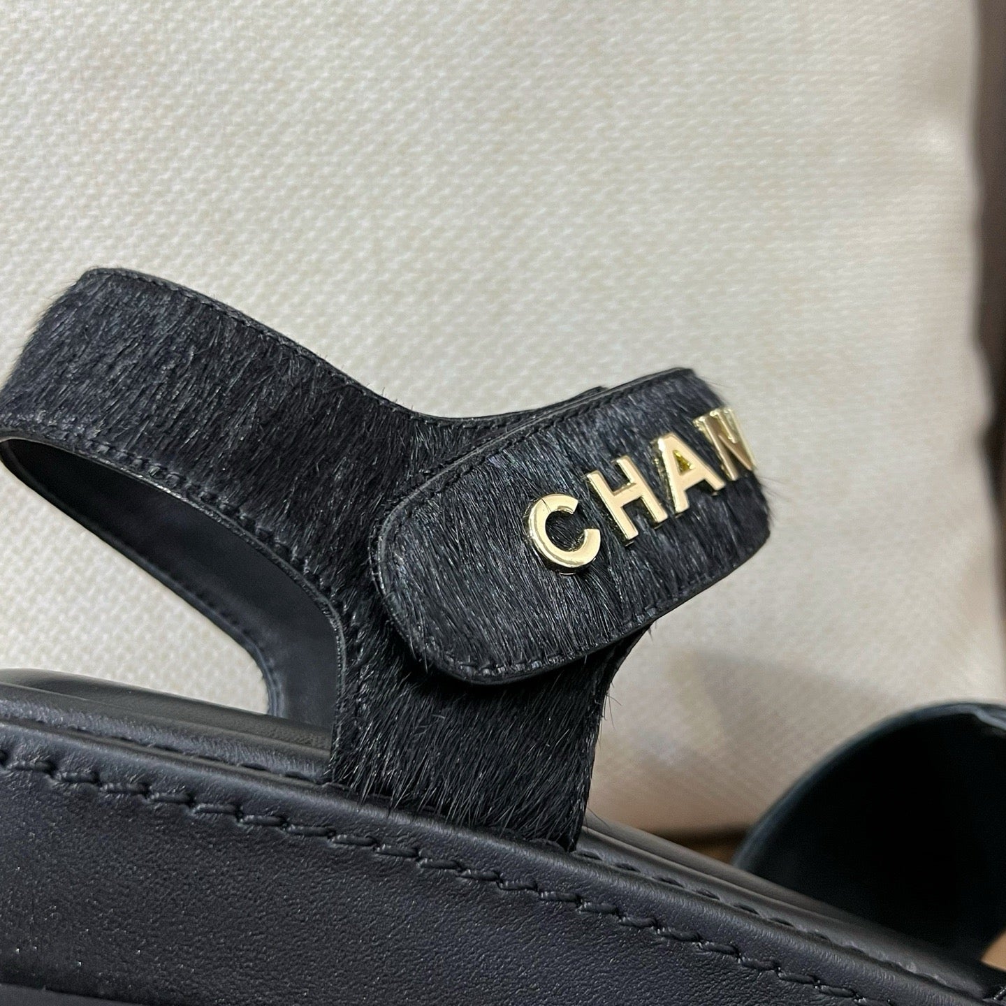 C CC 로고 샌들