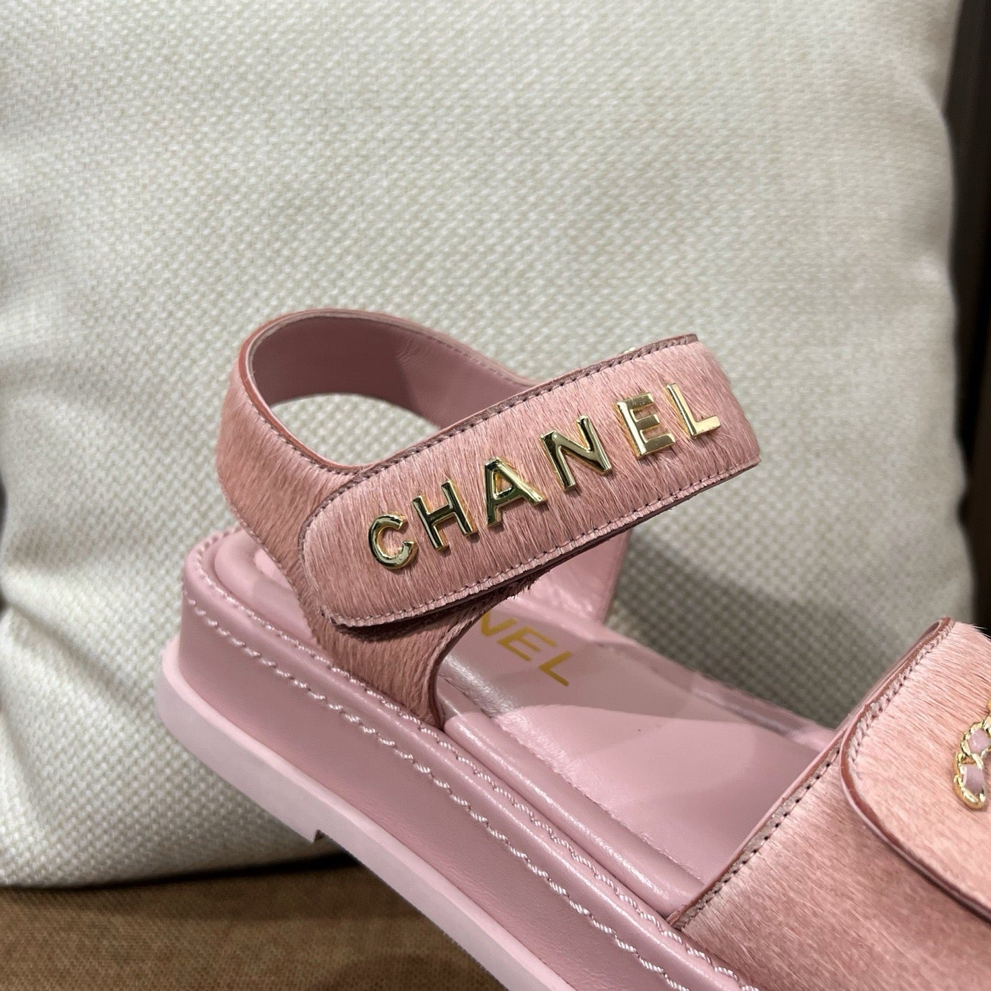 C CC 로고 샌들