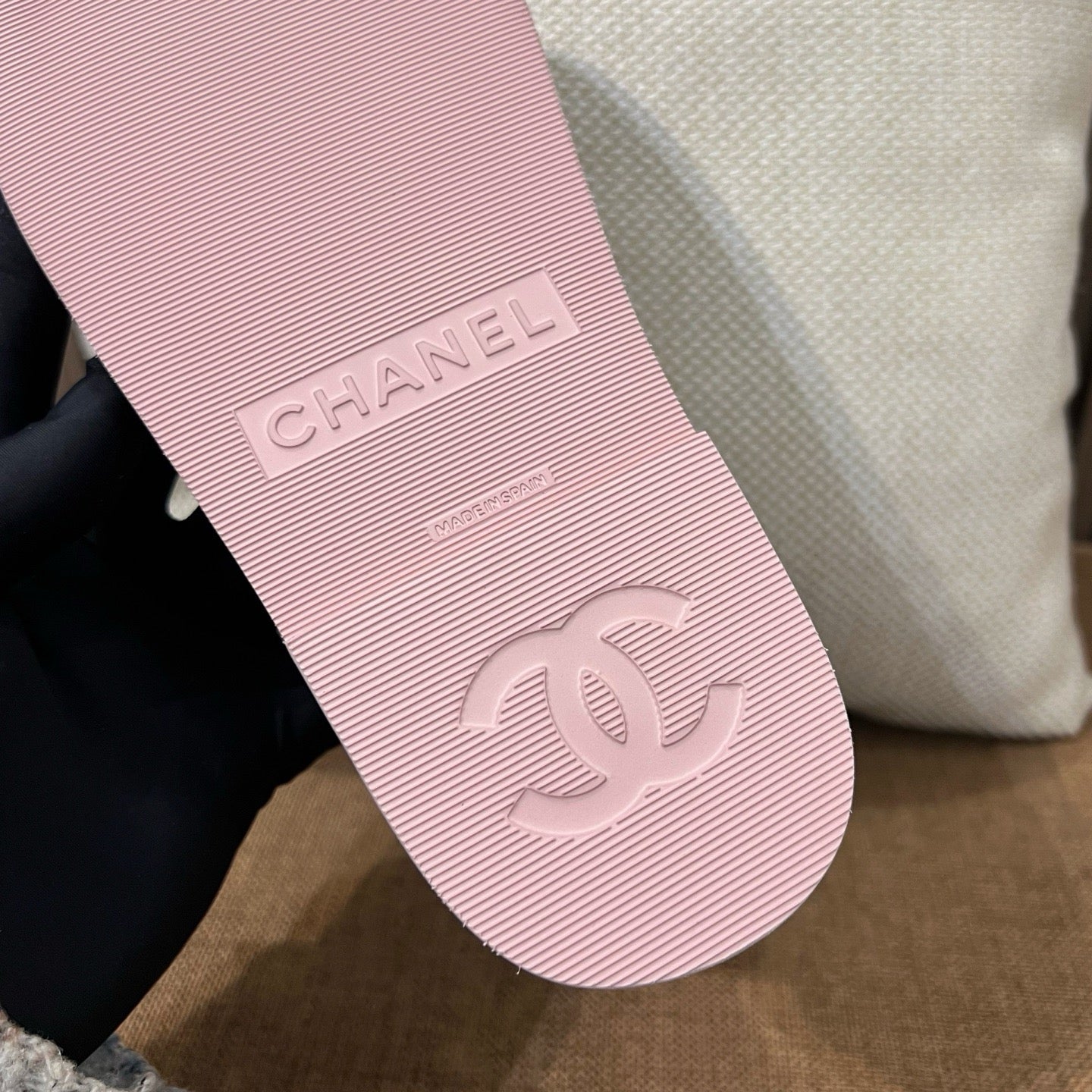 C CC 로고 샌들