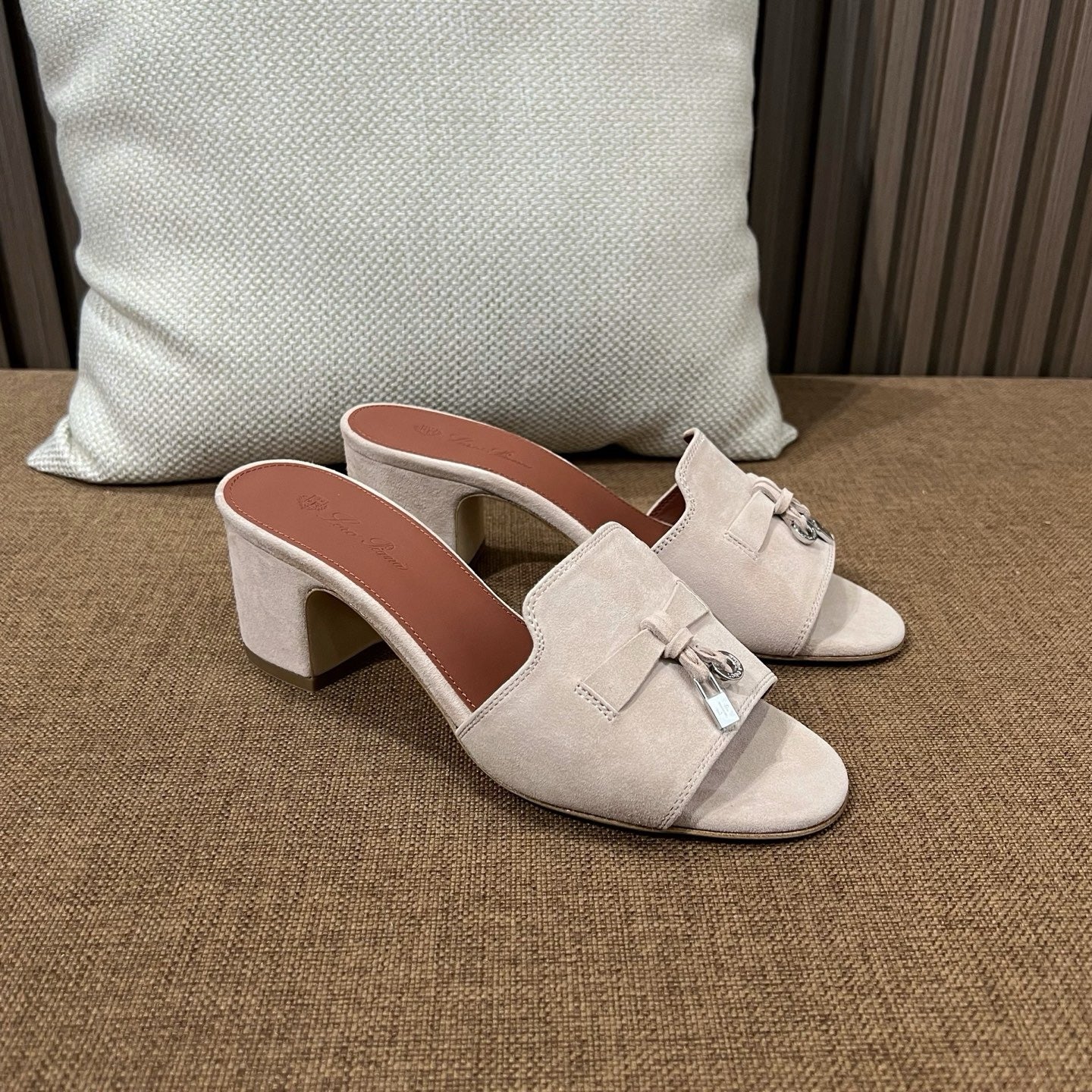 L 썸머 참스 스웨이드 샌들