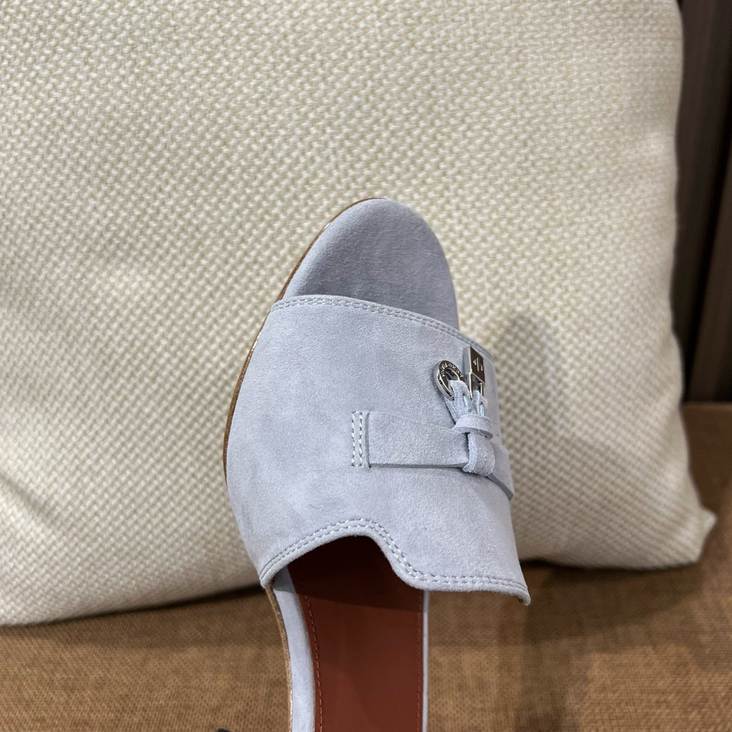 L 썸머 참스 스웨이드 샌들