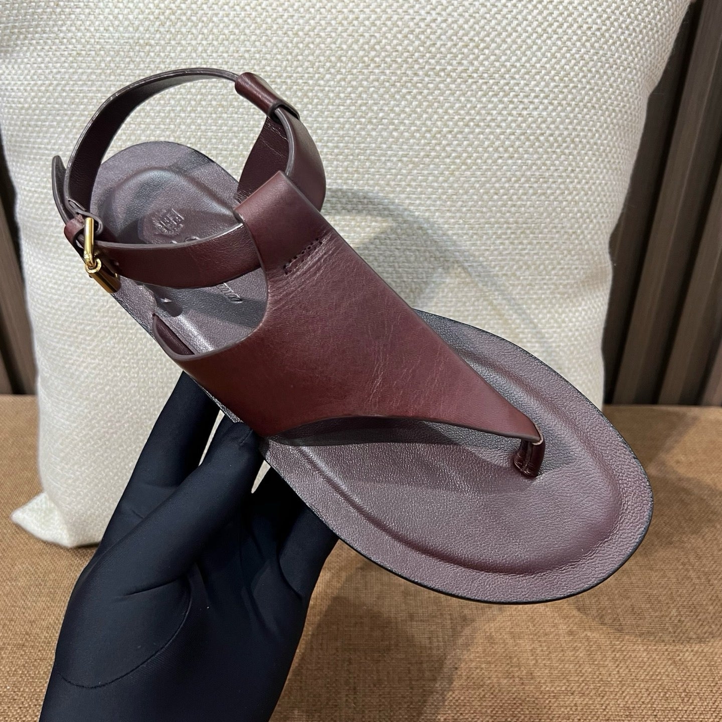 L 싱글 토 샌들