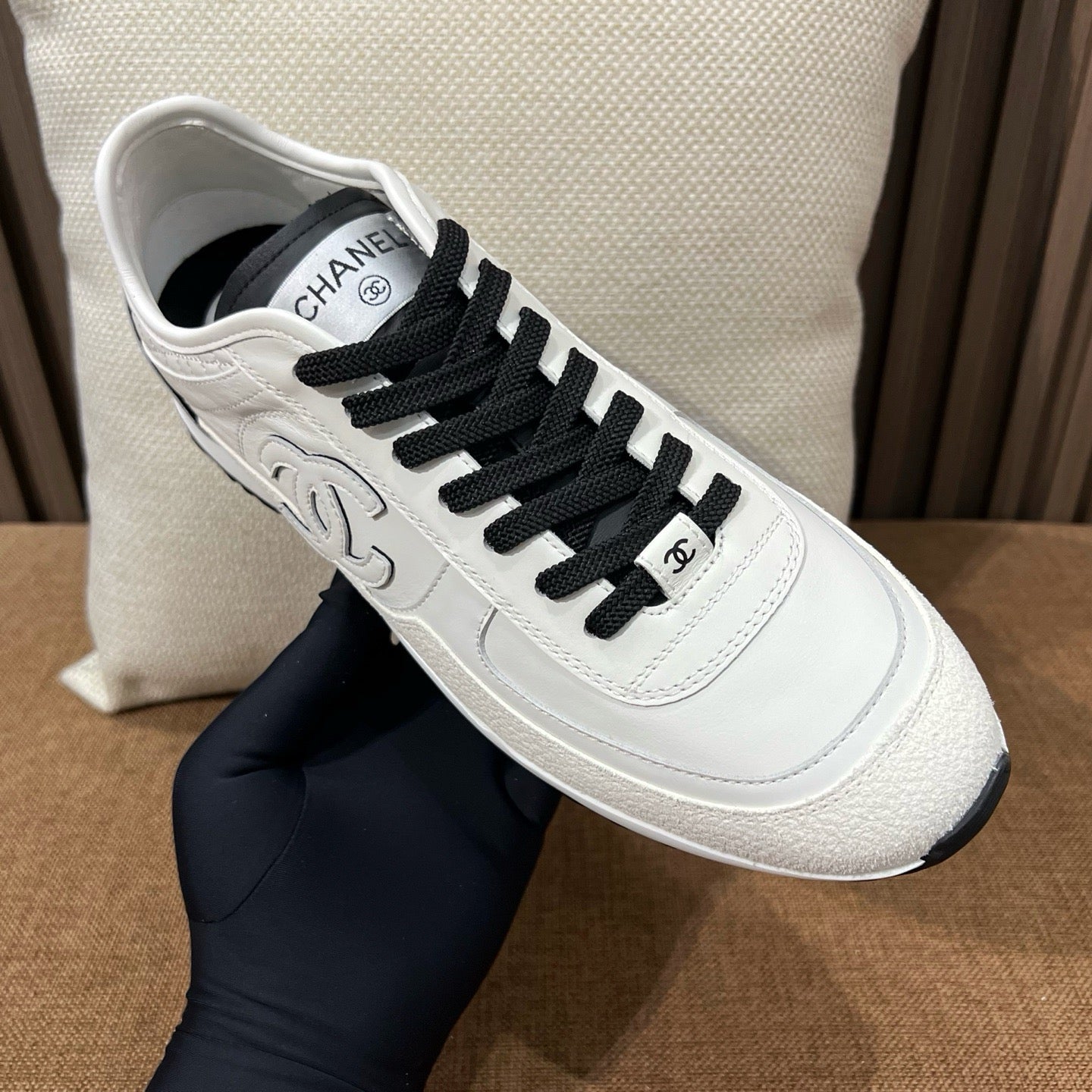 C 카프스킨 벨벳 스니커즈