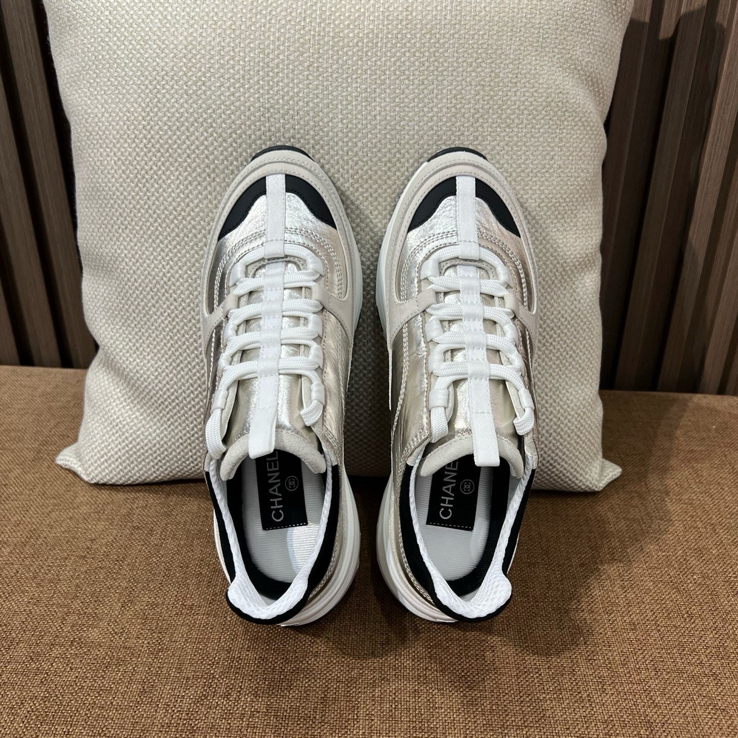 C CC로고 카프스킨 스니커즈