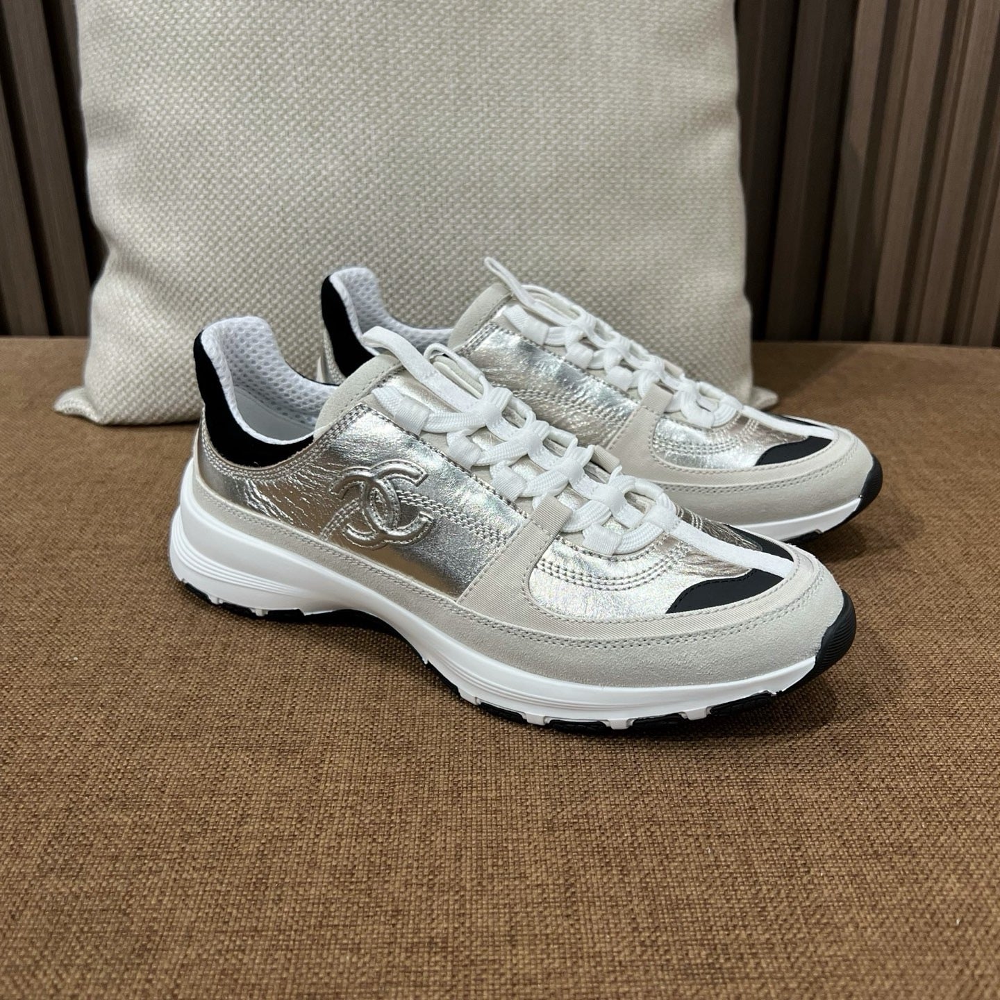 C CC로고 카프스킨 스니커즈