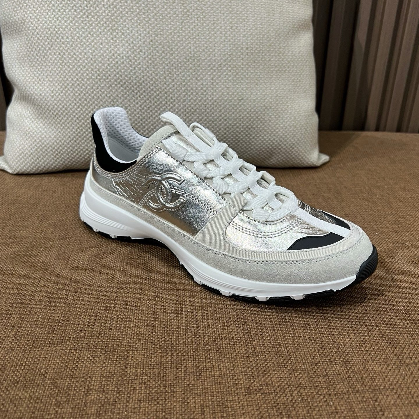 C CC로고 카프스킨 스니커즈