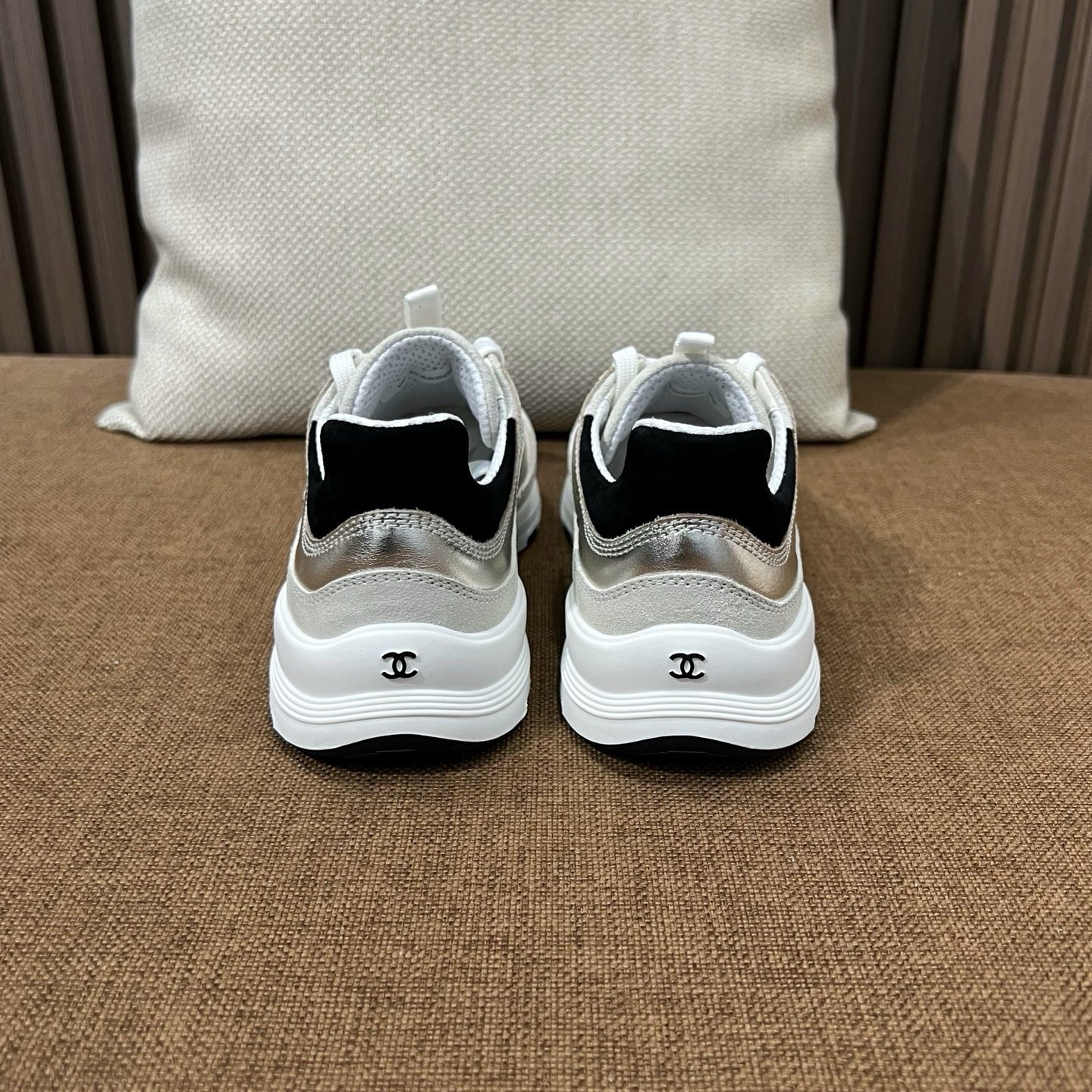 C CC로고 카프스킨 스니커즈