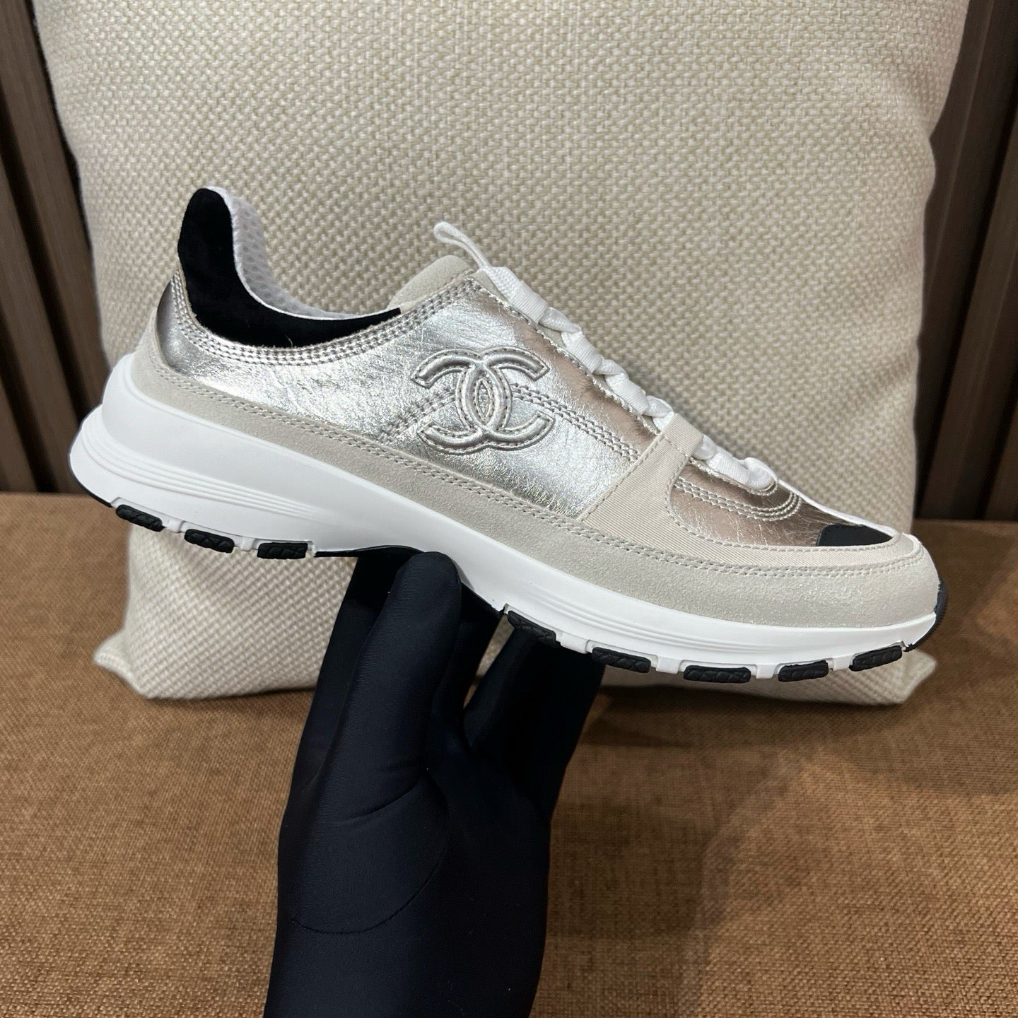 C CC로고 카프스킨 스니커즈