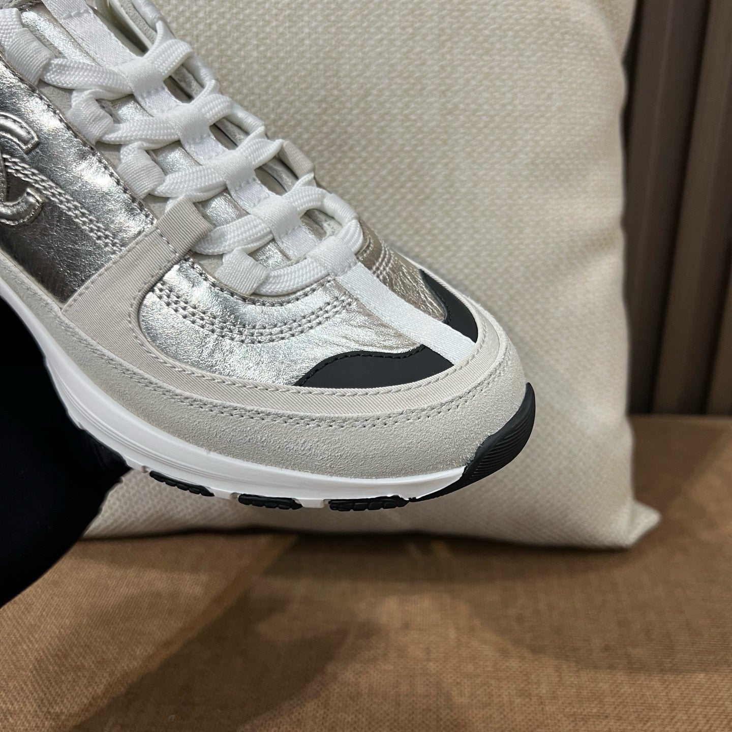 C CC로고 카프스킨 스니커즈