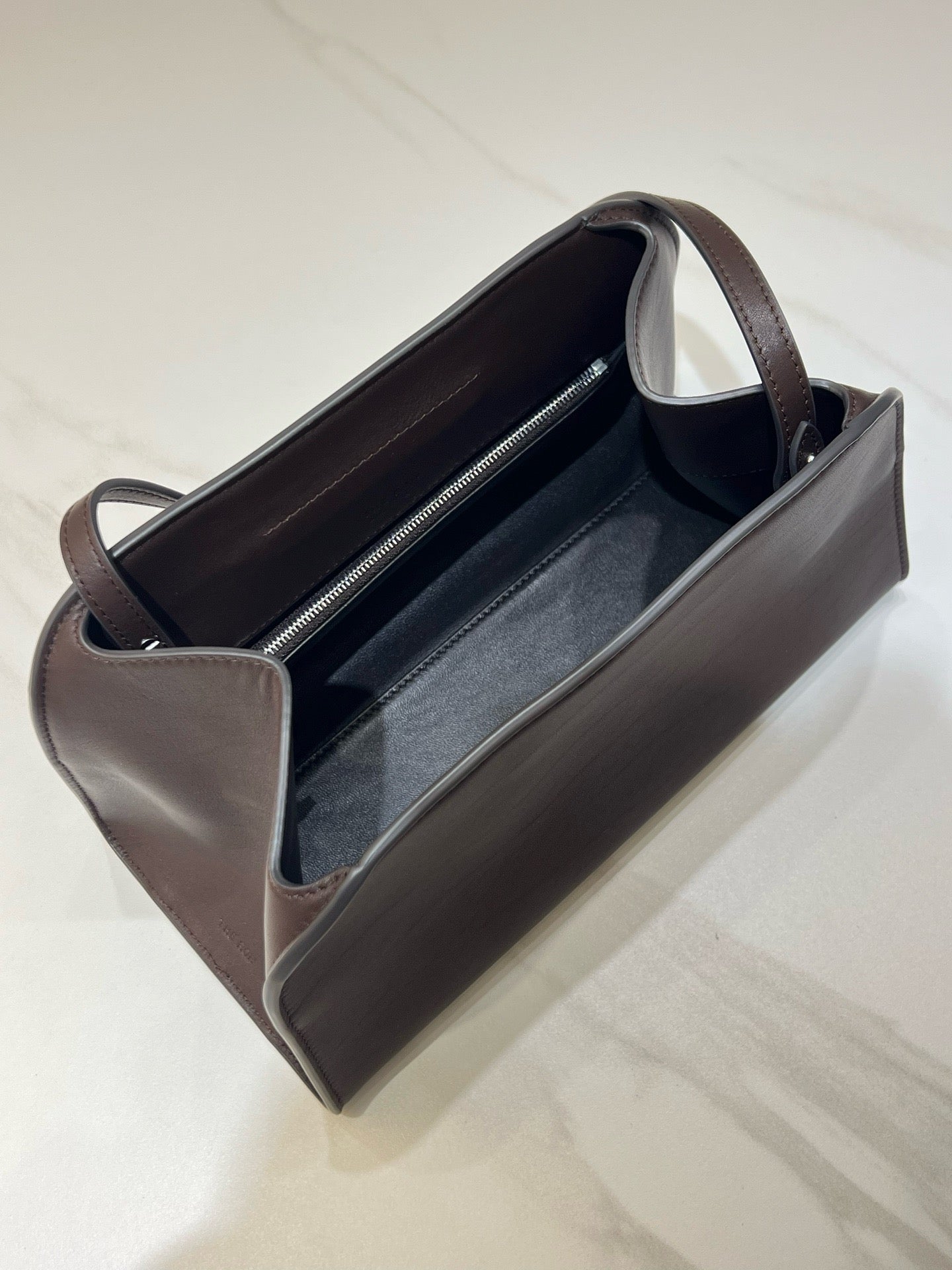 더로우 페기 레더백