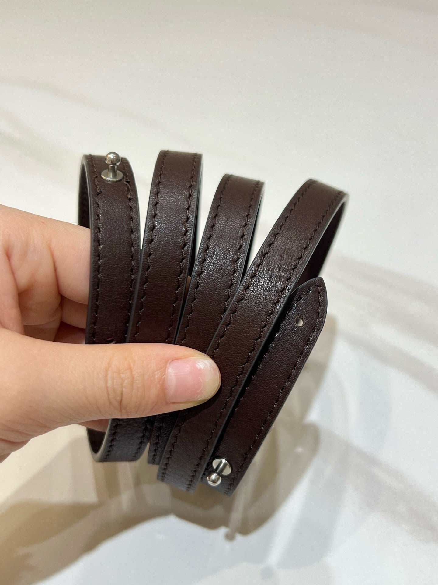 더로우 페기 레더백
