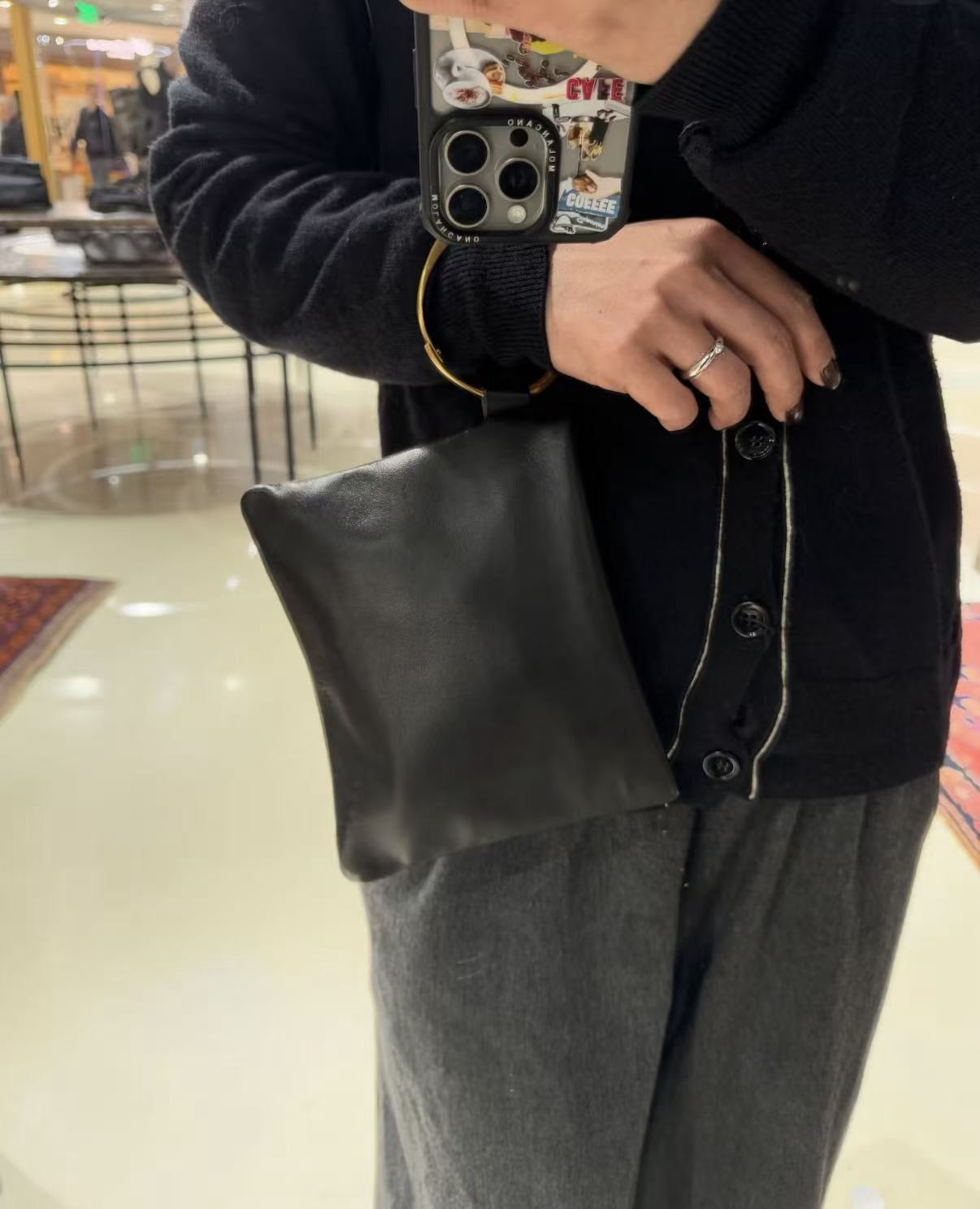 더로우 스퀘어 브레이슬릿 레더 클러치