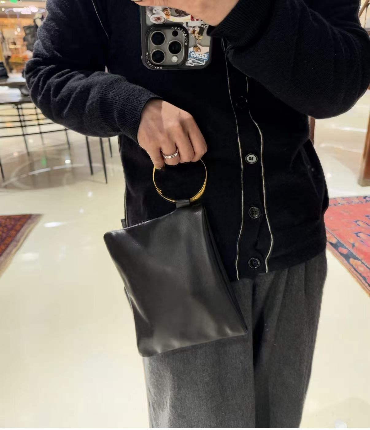 더로우 스퀘어 브레이슬릿 레더 클러치