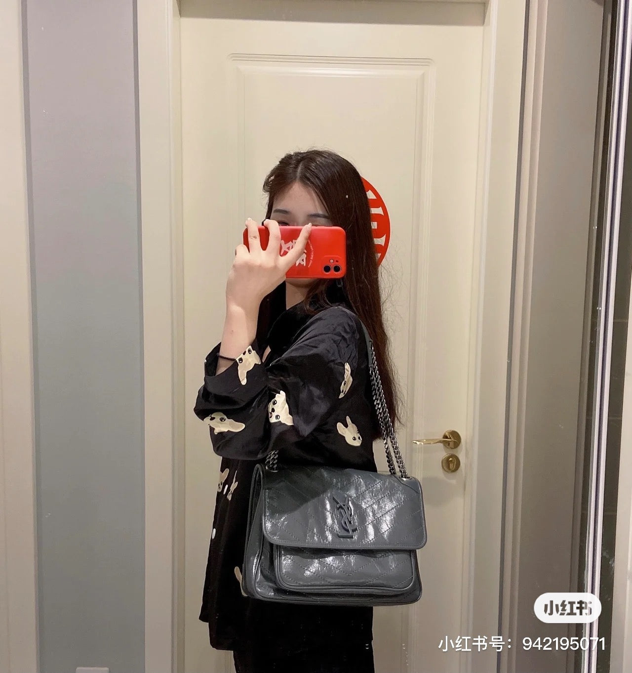 생로랑 니키백 미디움 빈티지 레더 (그레이)
