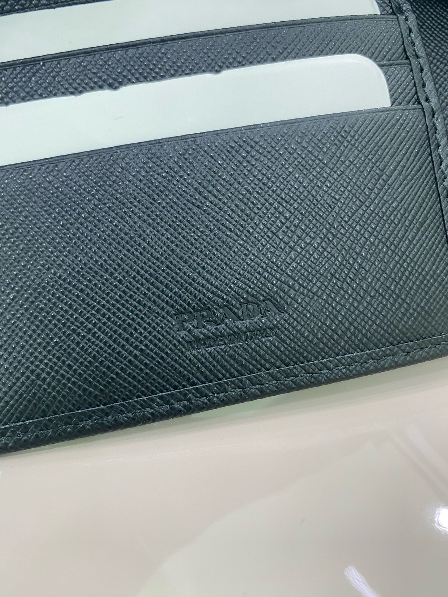 프라다 메탈 로고 사피아노 반지갑