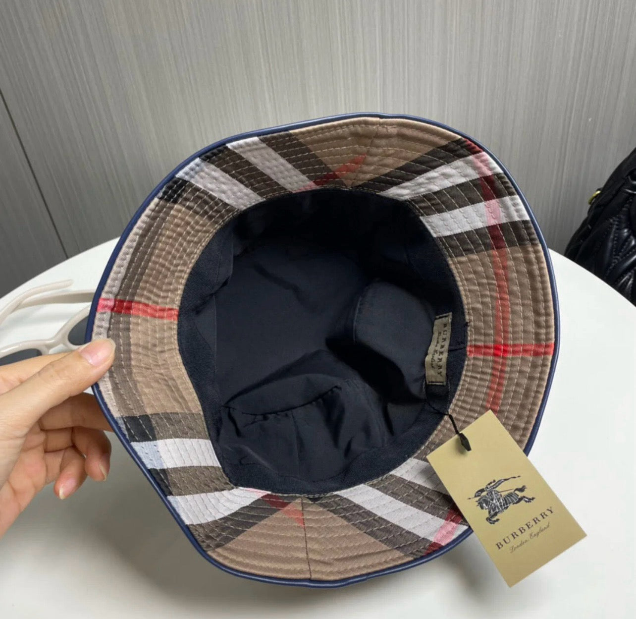 버버리 버킷햇 1