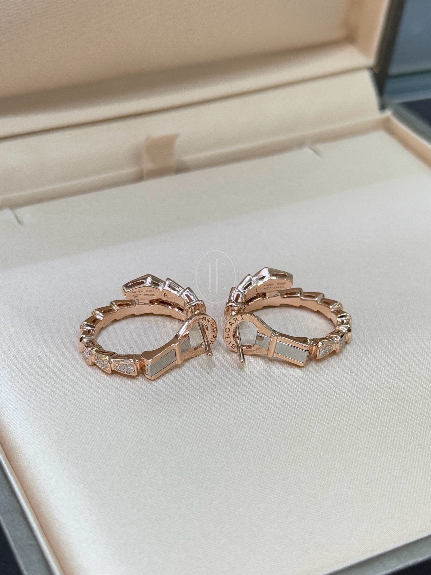 불가리 세르펜티 바이퍼 파베 이어링 (18K)