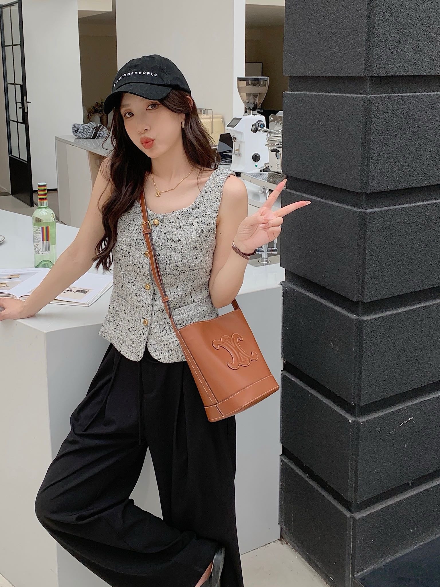 CEL 스무스 카프스킨 스몰 버킷백 레더 트리옹프