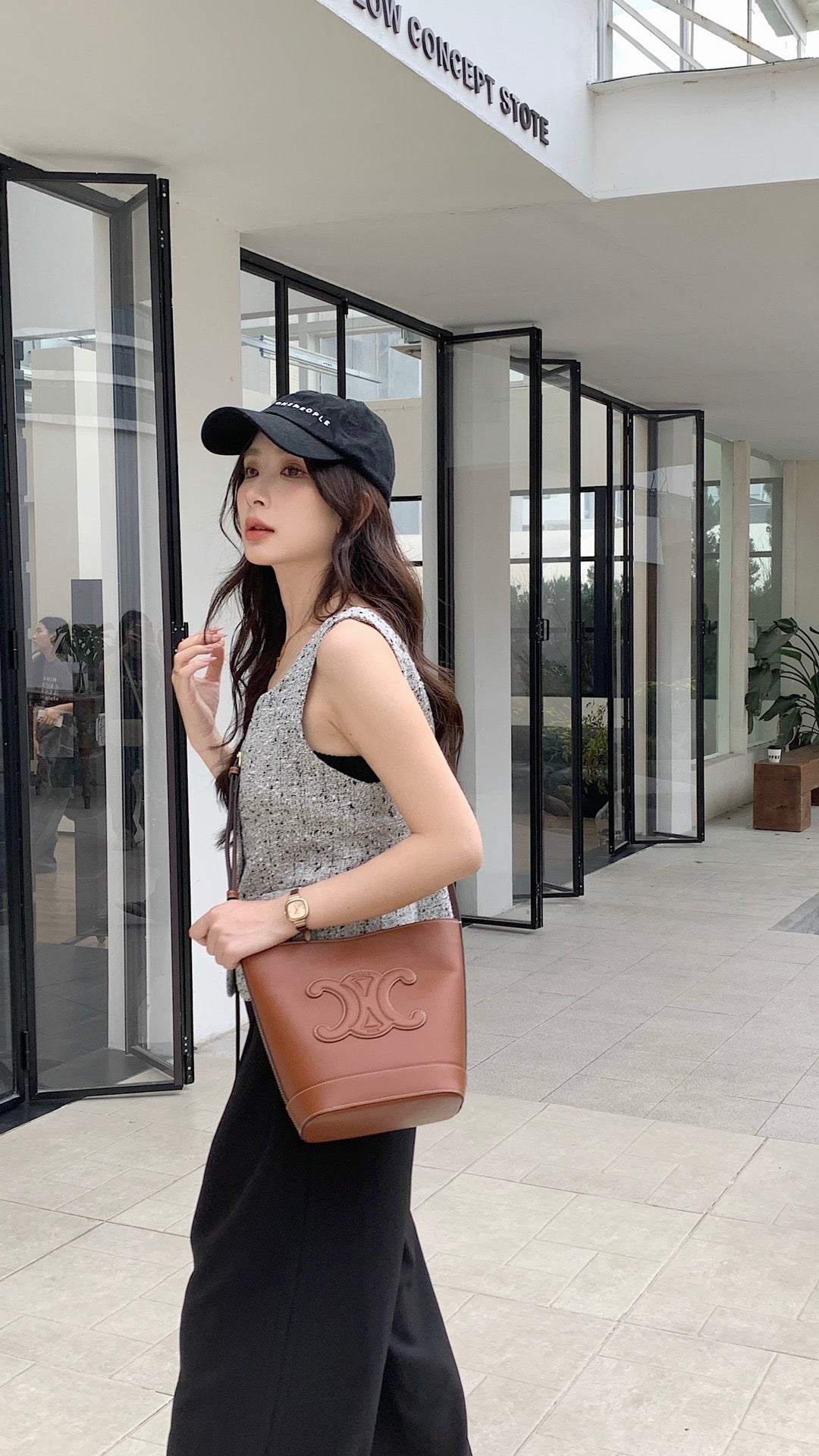 CEL 스무스 카프스킨 스몰 버킷백 레더 트리옹프