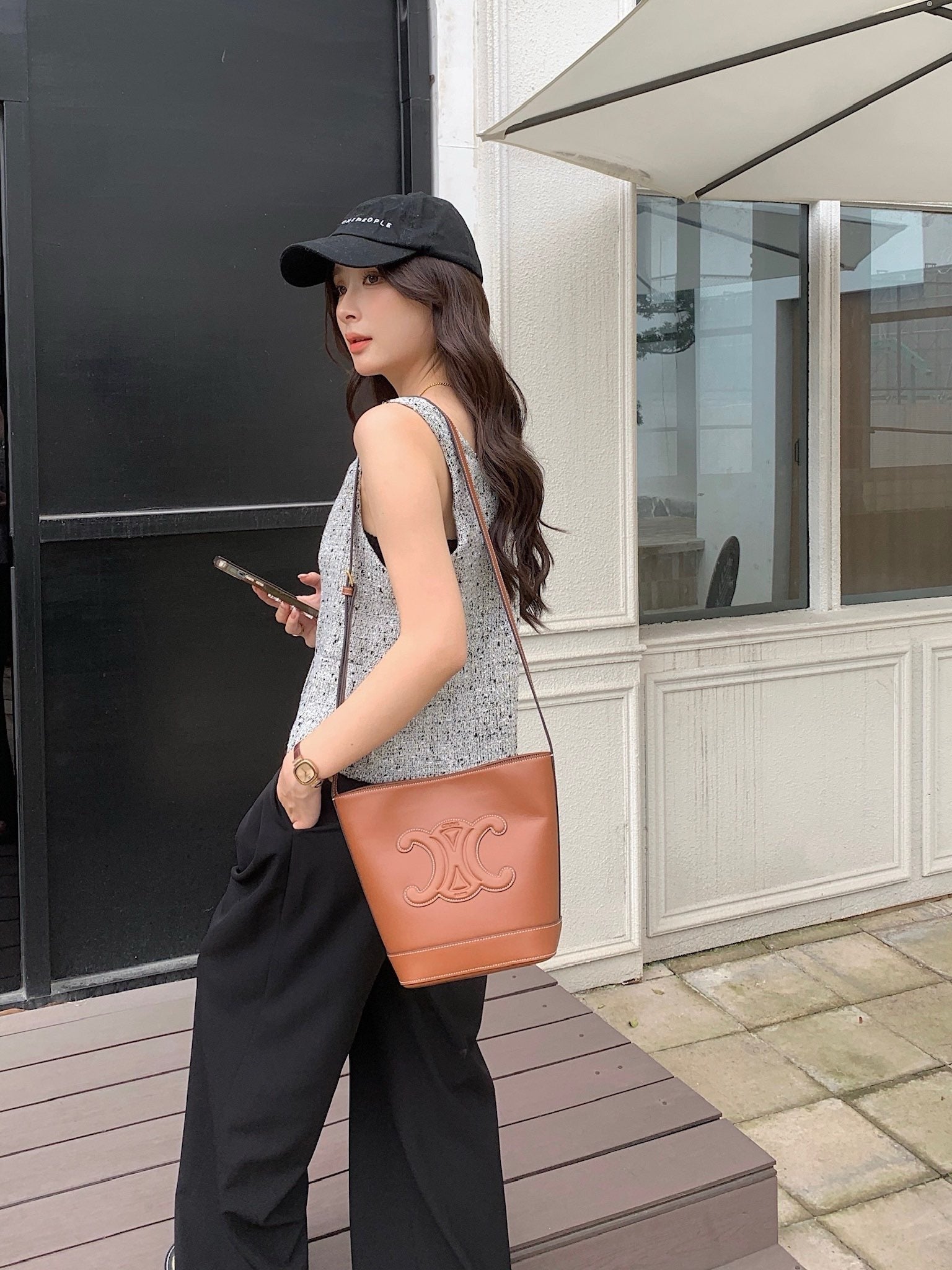 CEL 스무스 카프스킨 스몰 버킷백 레더 트리옹프