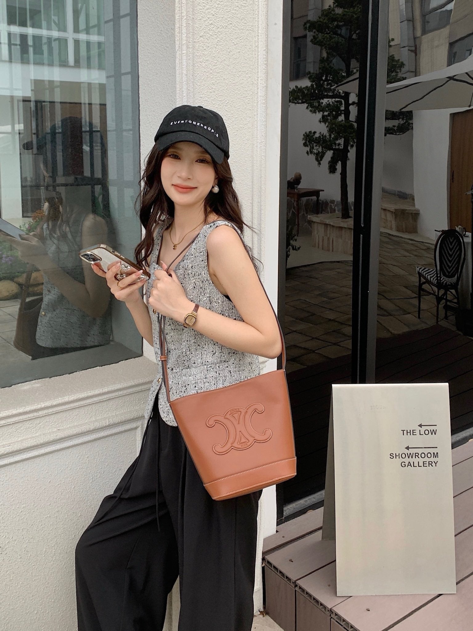CEL 스무스 카프스킨 스몰 버킷백 레더 트리옹프