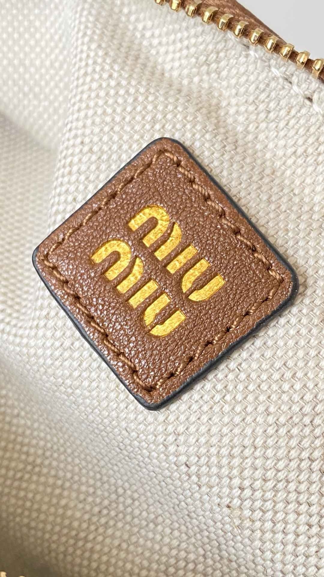 미우미우 나파 가죽 파우치