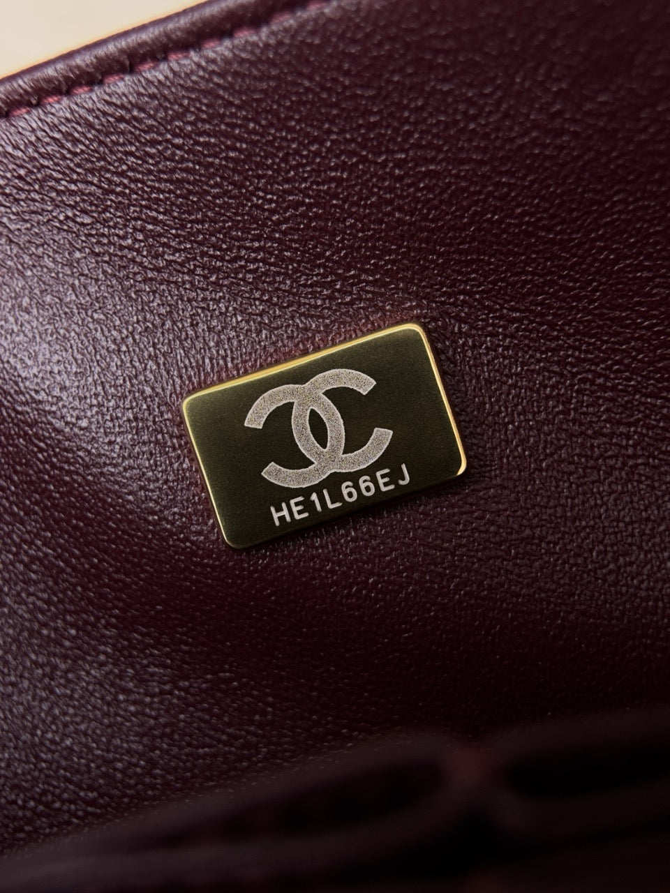 C 클래식 플랩백 스몰 캐비어