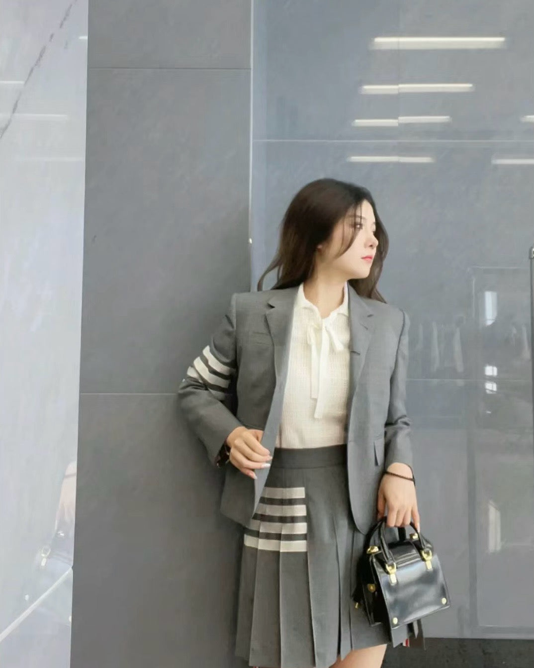 톰브라운 플레인 위브 미니 플리츠 사선 스커트