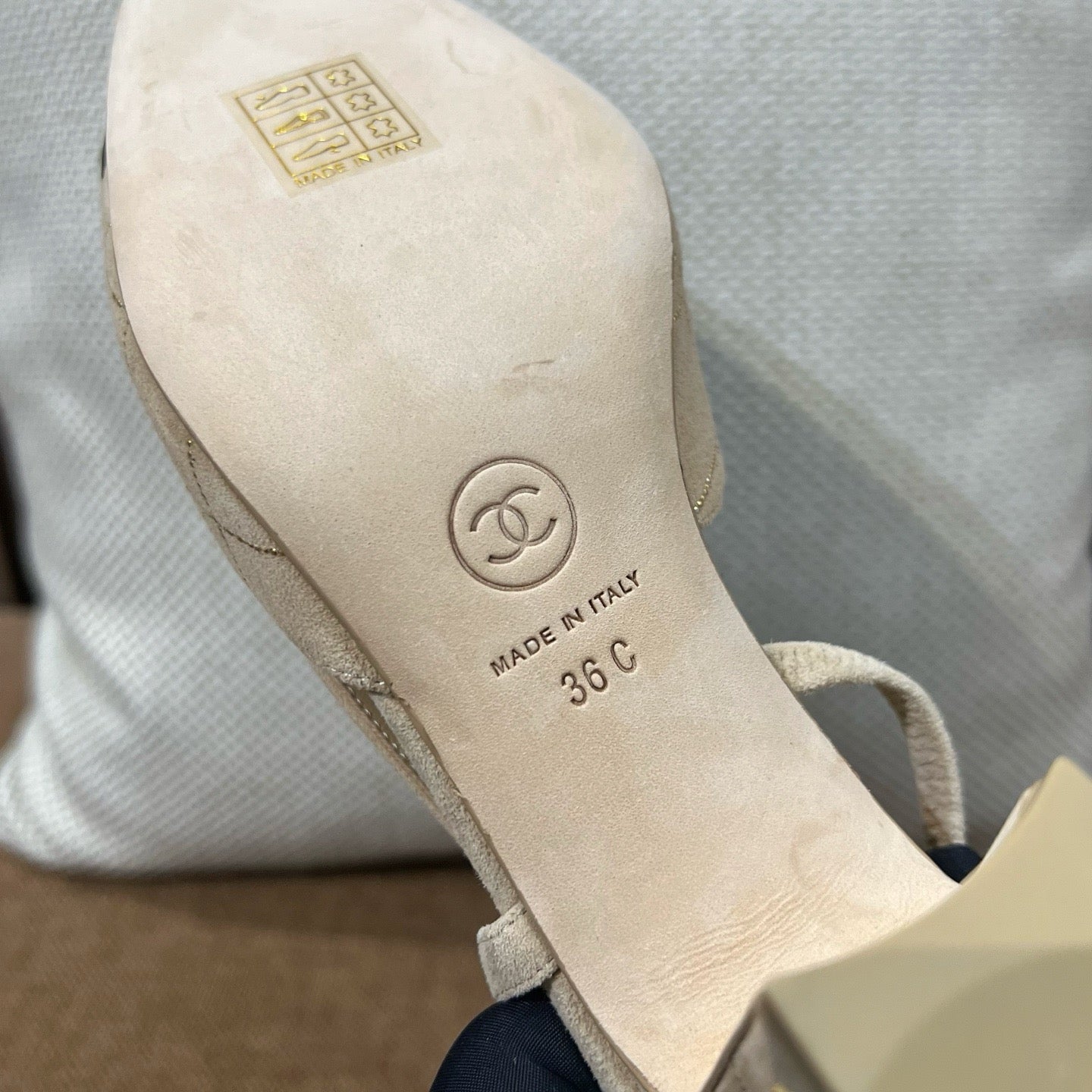 C 스웨이드 통굽 슬링백 미드힐
