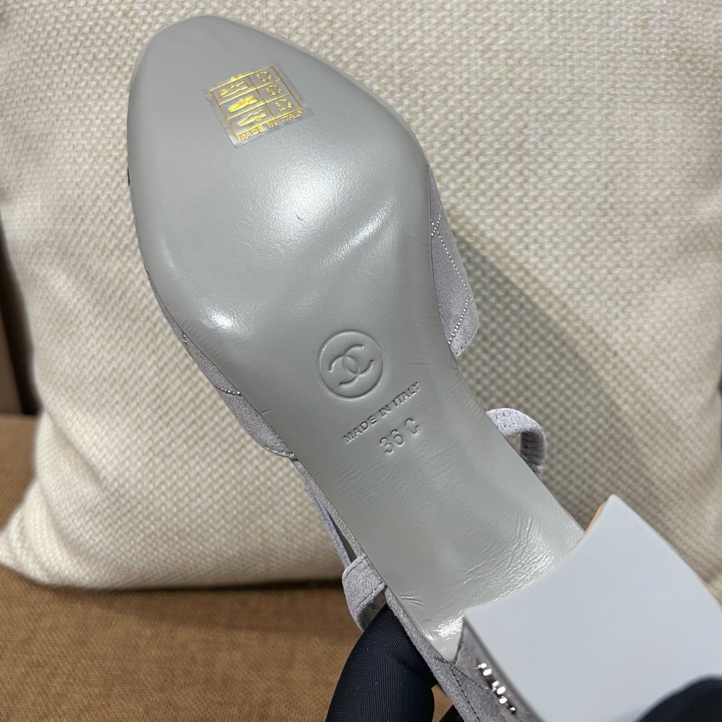 C 스웨이드 통굽 슬링백 미드힐